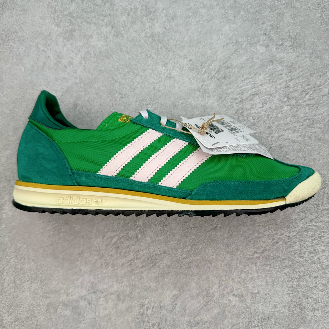 ＃MF AD Wmns SL72 OG 系列德训足球风百搭低帮休闲运动板鞋 IE3427 Originals推出复古「T头鞋」造型的SL72鞋款复刻，有男女两款可选。男生款为SL72RS，鞋型挺立饱满，鞋底增加高度，采用麂皮与布面制作，符合复古氛围；女生款为SL72OGW，致敬经典款式，鞋身纤细，还原70年代设计，以绿色呈现，点缀金色细节。多款配色可选。「T 头鞋」这两年有多火大家见到了吧？明星、穿搭博主几乎人手一双，凭借复古味的外观，以及亲民的价格，同样成为了不少球鞋玩家日常上脚首选。近日 adidas Originals 将有「T 头鞋」造型的诞生于 1972 年的 SL72 鞋款复刻带回，各位买鞋又有新选择了。1972 年 SL72 问世后，引领了后来阿迪达斯的跑鞋发展方向，其中「SL」代表了 Super Light，彰显了产品轻便的特性。1972 年 SL72 问世后，引领了后来阿迪达斯的跑鞋发展方向，其中「SL」代表了 Super Light，彰显了产品轻便的特性。这次 adidas Originals 延续其轻质经典的基因，带来男女两款 SL72。男生款带来 SL72 RS 鞋型，RS 意为 Reshaped（重塑），鞋款在保留了经典的外观基础上，在尼龙材质里增加了填充物，使鞋型更加挺立和饱满，鞋头则更加圆润，鞋底的 EVA 材质则增加了鞋款的高度。女生款则带来 SL72 OG W 鞋型，OG 顾名思义则是致敬经典款式，相较于 RS（Reshaped）鞋款，鞋身更加纤细，其整体鞋身轮廓、线条、细节、材质上尊崇 70 年代 SL72 的设计，还原经典味道。尺码：36 36⅔ 37⅓ 38 38⅔ 39⅓ 40 40⅔ 41⅓ 42 42⅔ 43⅓ 44 44⅔ 45-选品中心