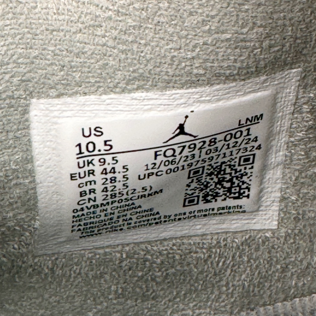 图片[12]-＃GX Air Jordan AJ4 SE “Paris Olympics” 巴黎奥运会 FQ7928-001 圈内最强四代 独家外贸特供尺码含 45.5 49.5 50.5 耗时半年巨作 全套原纸板楦头开发 原厂特供皮料加持 确保原汁原味 完美呈现四代版型 一比一鞋头弧度高度鞋身弧度 数据细节工艺流程均保持原鞋一致 原厂TPU网格鞋带扣 正确内里网布 菱角分明不变形无多余毛边 柔软性质感一致于原鞋 市场唯一原厂鞋扣模具 背面可见隐藏注塑口 原厂织唛标 原厂飞人电绣工艺 尾指中部跳三针 独家绑鞋带手法 印刷中底布 四线拉帮 米色美纹纸贴合固定 进口港宝加持 后跟自然饱满 全鞋荧光划线卡点 追求极致完美 每一双都是工艺品 多重QC质检 超越公司货的品控标准 实实在在的免检产品 尺码：40 40.5 41 42 42.5 43 44 44.5 45 45.5 46 47.5 48.5 49.5 50.5-选品中心