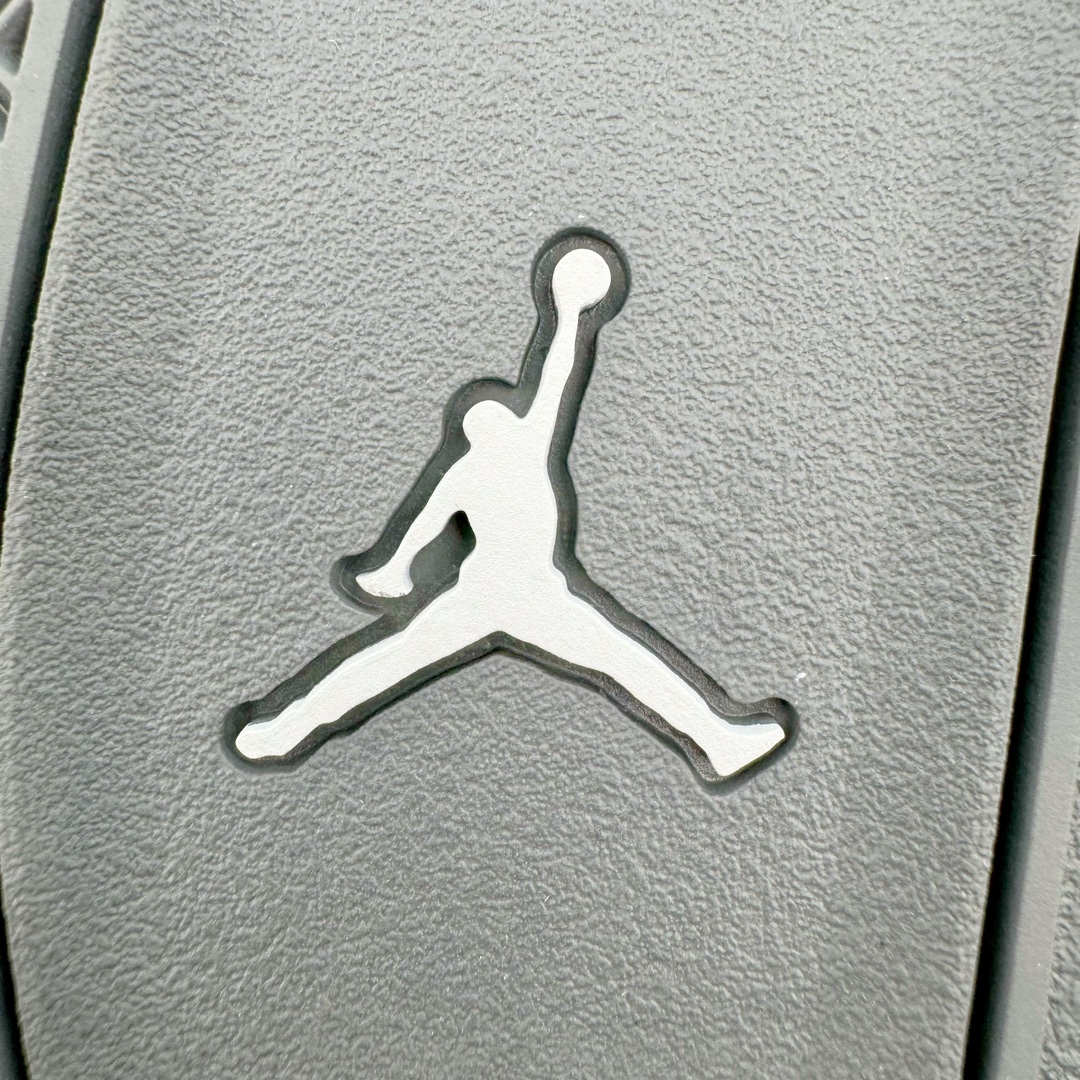 图片[24]-＃GX Air Jordan AJ4 SE “Paris Olympics” 巴黎奥运会 FQ7928-001 圈内最强四代 独家外贸特供尺码含 45.5 49.5 50.5 耗时半年巨作 全套原纸板楦头开发 原厂特供皮料加持 确保原汁原味 完美呈现四代版型 一比一鞋头弧度高度鞋身弧度 数据细节工艺流程均保持原鞋一致 原厂TPU网格鞋带扣 正确内里网布 菱角分明不变形无多余毛边 柔软性质感一致于原鞋 市场唯一原厂鞋扣模具 背面可见隐藏注塑口 原厂织唛标 原厂飞人电绣工艺 尾指中部跳三针 独家绑鞋带手法 印刷中底布 四线拉帮 米色美纹纸贴合固定 进口港宝加持 后跟自然饱满 全鞋荧光划线卡点 追求极致完美 每一双都是工艺品 多重QC质检 超越公司货的品控标准 实实在在的免检产品 尺码：40 40.5 41 42 42.5 43 44 44.5 45 45.5 46 47.5 48.5 49.5 50.5-选品中心