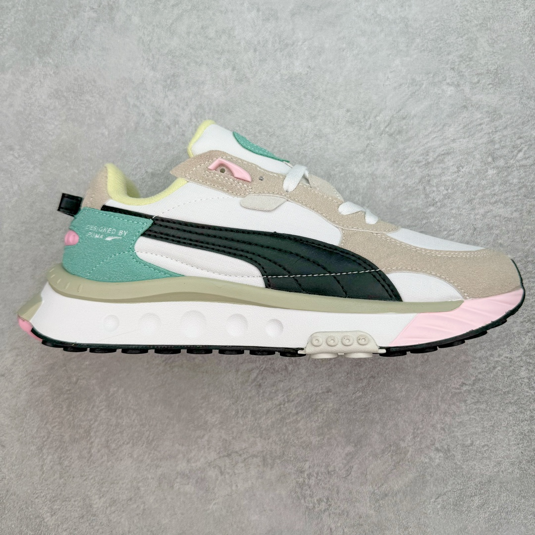 PUMA Wild Rider Rollin Vintage Wild Rider MEX 彪马防滑耐磨低帮综合训练鞋 PUMA Wild Rider 的设计灵感来自PUMA Rider，在经典的设计蓝本之上，PUMA为它注入了全新的时代气息，并且运用了结构设计理念。PUMA标志性的浓烈色彩搭配加上新型材料的运用，打造出复古与未来风格的完美平衡，爆发潮酷无限活力。作为一款复古跑鞋，在穿着的舒适度方面PUMA Wild Rider自然表现出色，Riderfoam技术的加入令PUMA Wild Rider的舒适性大大提升。在鞋面材质的选择上，PUMA选用了皮革材质以保留PUMA Wild Rider的复古风格，多种不同的皮革材质，营造出PUMA Wild Rider特殊的层次感，后跟提带增强了穿脱的便捷性。而加厚加宽设计的中底，则赋予了PUMA Wild Rider更高层次的未来气息。尺码：36 36.5 37.5 38 38.5 39 40 40.5 41 42 42.5 43 44 44.5 45-选品中心