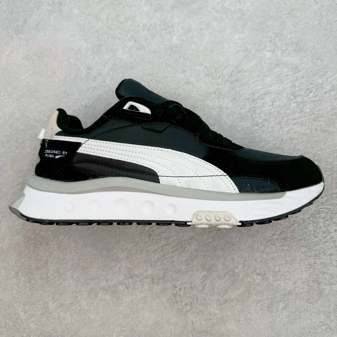 PUMA Wild Rider Rollin Vintage Wild Rider MEX 彪马防滑耐磨低帮综合训练鞋 PUMA Wild Rider 的设计灵感来自PUMA Rider，在经典的设计蓝本之上，PUMA为它注入了全新的时代气息，并且运用了结构设计理念。PUMA标志性的浓烈色彩搭配加上新型材料的运用，打造出复古与未来风格的完美平衡，爆发潮酷无限活力。作为一款复古跑鞋，在穿着的舒适度方面PUMA Wild Rider自然表现出色，Riderfoam技术的加入令PUMA Wild Rider的舒适性大大提升。在鞋面材质的选择上，PUMA选用了皮革材质以保留PUMA Wild Rider的复古风格，多种不同的皮革材质，营造出PUMA Wild Rider特殊的层次感，后跟提带增强了穿脱的便捷性。而加厚加宽设计的中底，则赋予了PUMA Wild Rider更高层次的未来气息。尺码：36 36.5 37.5 38 38.5 39 40 40.5 41 42 42.5 43 44 44.5 45-选品中心