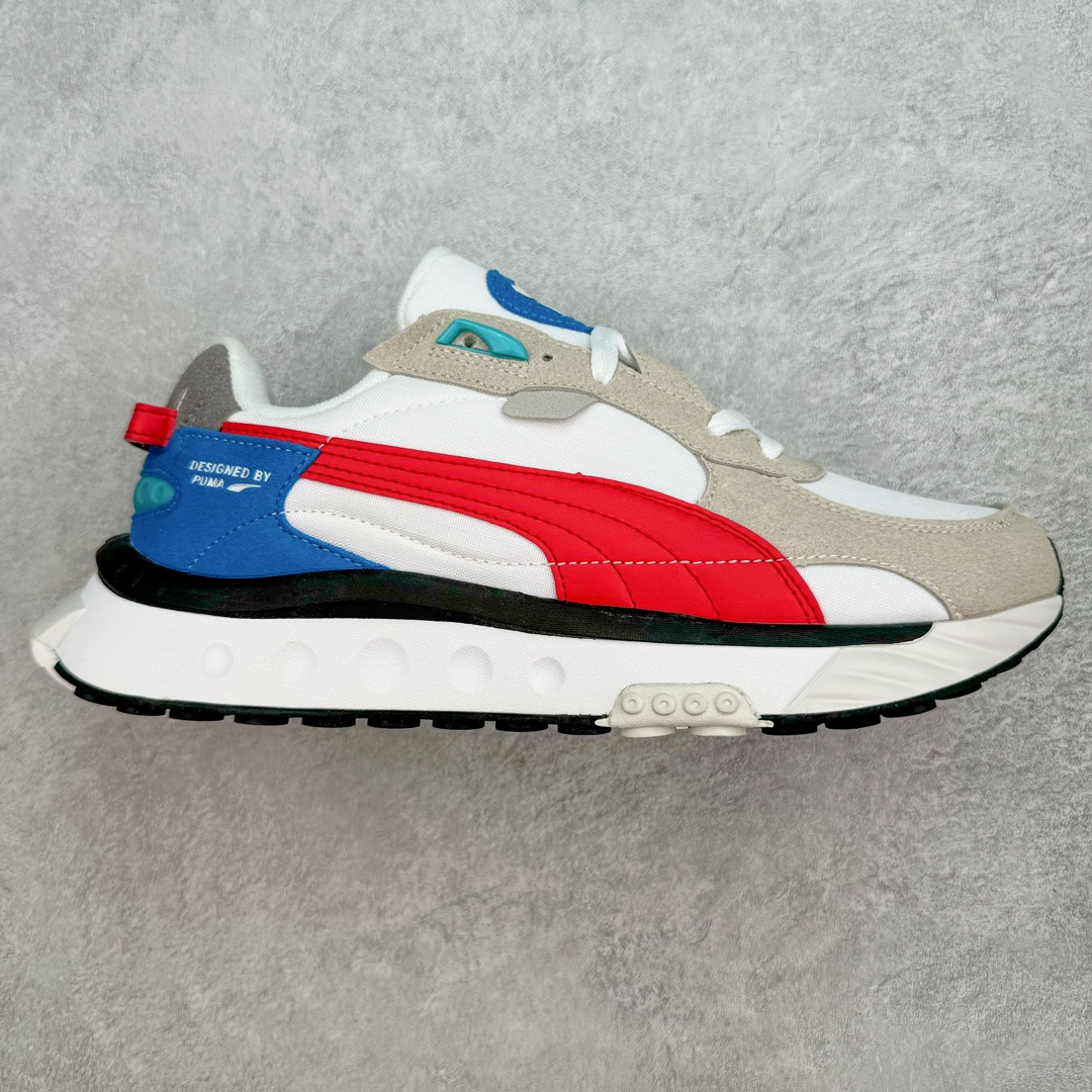 PUMA Wild Rider Rollin Vintage Wild Rider MEX 彪马防滑耐磨低帮综合训练鞋 PUMA Wild Rider 的设计灵感来自PUMA Rider，在经典的设计蓝本之上，PUMA为它注入了全新的时代气息，并且运用了结构设计理念。PUMA标志性的浓烈色彩搭配加上新型材料的运用，打造出复古与未来风格的完美平衡，爆发潮酷无限活力。作为一款复古跑鞋，在穿着的舒适度方面PUMA Wild Rider自然表现出色，Riderfoam技术的加入令PUMA Wild Rider的舒适性大大提升。在鞋面材质的选择上，PUMA选用了皮革材质以保留PUMA Wild Rider的复古风格，多种不同的皮革材质，营造出PUMA Wild Rider特殊的层次感，后跟提带增强了穿脱的便捷性。而加厚加宽设计的中底，则赋予了PUMA Wild Rider更高层次的未来气息。尺码：36 36.5 37.5 38 38.5 39 40 40.5 41 42 42.5 43 44 44.5 45-选品中心