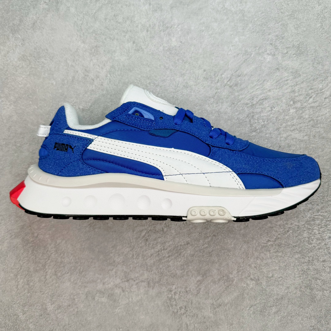 PUMA Wild Rider Rollin Vintage Wild Rider MEX 彪马防滑耐磨低帮综合训练鞋 PUMA Wild Rider 的设计灵感来自PUMA Rider，在经典的设计蓝本之上，PUMA为它注入了全新的时代气息，并且运用了结构设计理念。PUMA标志性的浓烈色彩搭配加上新型材料的运用，打造出复古与未来风格的完美平衡，爆发潮酷无限活力。作为一款复古跑鞋，在穿着的舒适度方面PUMA Wild Rider自然表现出色，Riderfoam技术的加入令PUMA Wild Rider的舒适性大大提升。在鞋面材质的选择上，PUMA选用了皮革材质以保留PUMA Wild Rider的复古风格，多种不同的皮革材质，营造出PUMA Wild Rider特殊的层次感，后跟提带增强了穿脱的便捷性。而加厚加宽设计的中底，则赋予了PUMA Wild Rider更高层次的未来气息。尺码：36 36.5 37.5 38 38.5 39 40 40.5 41 42 42.5 43 44 44.5 45-选品中心