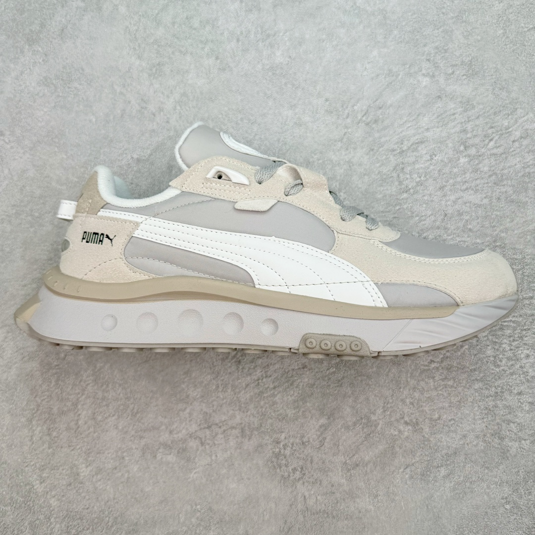 PUMA Wild Rider Rollin Vintage Wild Rider MEX 彪马防滑耐磨低帮综合训练鞋 PUMA Wild Rider 的设计灵感来自PUMA Rider，在经典的设计蓝本之上，PUMA为它注入了全新的时代气息，并且运用了结构设计理念。PUMA标志性的浓烈色彩搭配加上新型材料的运用，打造出复古与未来风格的完美平衡，爆发潮酷无限活力。作为一款复古跑鞋，在穿着的舒适度方面PUMA Wild Rider自然表现出色，Riderfoam技术的加入令PUMA Wild Rider的舒适性大大提升。在鞋面材质的选择上，PUMA选用了皮革材质以保留PUMA Wild Rider的复古风格，多种不同的皮革材质，营造出PUMA Wild Rider特殊的层次感，后跟提带增强了穿脱的便捷性。而加厚加宽设计的中底，则赋予了PUMA Wild Rider更高层次的未来气息。尺码：36 36.5 37.5 38 38.5 39 40 40.5 41 42 42.5 43 44 44.5 45-选品中心