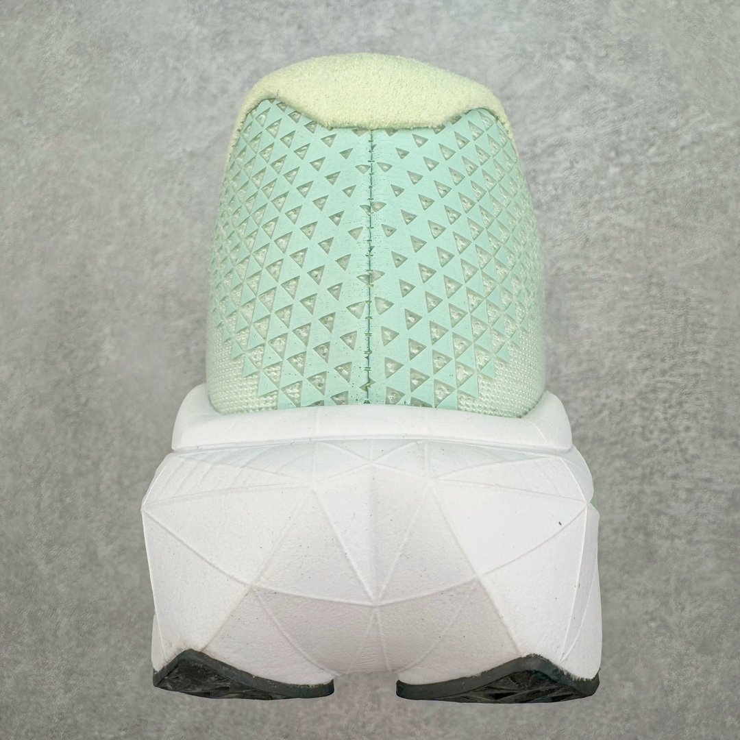 图片[8]-＃C版 NEW BALANCE Rebel FuelCell Rebel V4 SuperComp Elite 精英版内置碳板 舒适时尚织物减震耐磨低帮马拉松轻量化跑步鞋 NB新百伦于 2019 年夏天首次发布了 Rebel 在制鞋业仍在向强调能量回报的弹力泡沫转变的时候 Rebel 确实是一个叛逆者 快进到 2024 年 Rebel v4 承诺通过重新配制的中底化合物和更高的堆叠高度提供更轻、更有弹性的跑步体验 就像New Balance SC Elite v4一样 Rebel v4 提供了完全重新设计的中底化合物 最新的混合物将 New Balance 专有的 FuelCell 泡沫（TPU 和 EVA 的混合物）与 PEBA 泡沫相结合 带来更弹跳的跑步体验 PEBA是一种超轻 高性能的泡沫 通常出现在镀碳超级鞋中 New Balance Rebel v4、ASICS Novablast 4和Brooks Hyperion Max都是精力充沛的无电镀运动鞋 在速度锻炼和快节奏中大放异彩 这三款鞋都依靠它们的中底泡沫和轻微的摇杆形状来创造一种向前滚动的感觉 而且虽然这些鞋子在堆叠高度和重量方面各不相同 但它们提供了相似的软硬比例 有足够的流行力来加快步伐 尺码：36 37 37.5 38 38.5 39.5 40 40.5 41.5 42 42.5 43 44 45-选品中心