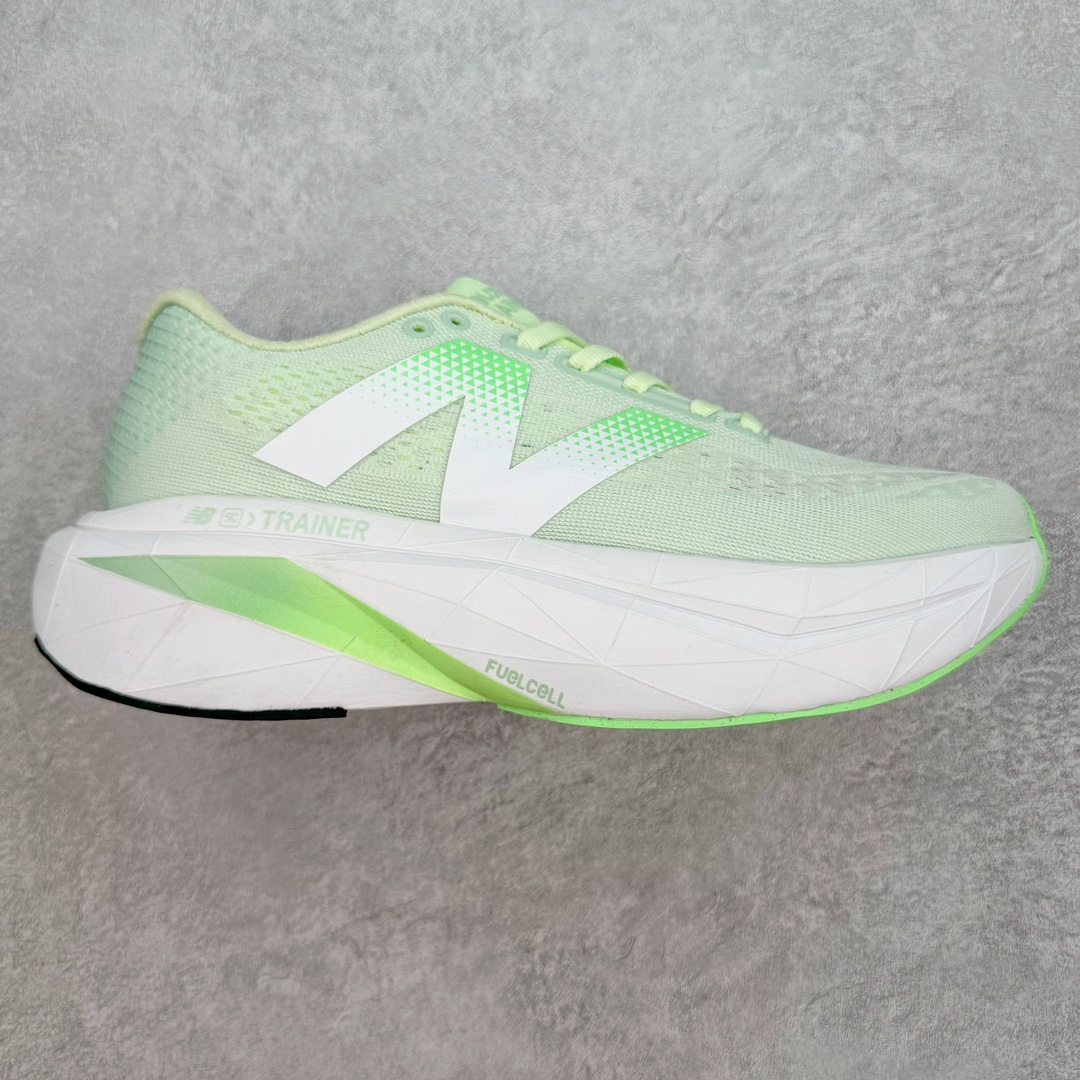 ＃C版 NEW BALANCE Rebel FuelCell Rebel V4 SuperComp Elite 精英版内置碳板 舒适时尚织物减震耐磨低帮马拉松轻量化跑步鞋 NB新百伦于 2019 年夏天首次发布了 Rebel 在制鞋业仍在向强调能量回报的弹力泡沫转变的时候 Rebel 确实是一个叛逆者 快进到 2024 年 Rebel v4 承诺通过重新配制的中底化合物和更高的堆叠高度提供更轻、更有弹性的跑步体验 就像New Balance SC Elite v4一样 Rebel v4 提供了完全重新设计的中底化合物 最新的混合物将 New Balance 专有的 FuelCell 泡沫（TPU 和 EVA 的混合物）与 PEBA 泡沫相结合 带来更弹跳的跑步体验 PEBA是一种超轻 高性能的泡沫 通常出现在镀碳超级鞋中 New Balance Rebel v4、ASICS Novablast 4和Brooks Hyperion Max都是精力充沛的无电镀运动鞋 在速度锻炼和快节奏中大放异彩 这三款鞋都依靠它们的中底泡沫和轻微的摇杆形状来创造一种向前滚动的感觉 而且虽然这些鞋子在堆叠高度和重量方面各不相同 但它们提供了相似的软硬比例 有足够的流行力来加快步伐 尺码：36 37 37.5 38 38.5 39.5 40 40.5 41.5 42 42.5 43 44 45-选品中心