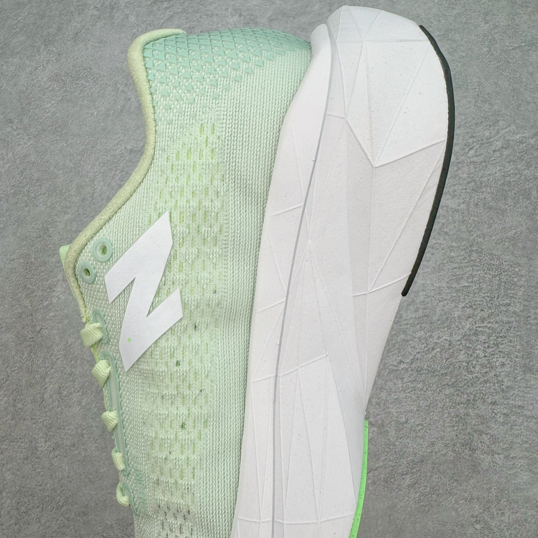 图片[7]-＃C版 NEW BALANCE Rebel FuelCell Rebel V4 SuperComp Elite 精英版内置碳板 舒适时尚织物减震耐磨低帮马拉松轻量化跑步鞋 NB新百伦于 2019 年夏天首次发布了 Rebel 在制鞋业仍在向强调能量回报的弹力泡沫转变的时候 Rebel 确实是一个叛逆者 快进到 2024 年 Rebel v4 承诺通过重新配制的中底化合物和更高的堆叠高度提供更轻、更有弹性的跑步体验 就像New Balance SC Elite v4一样 Rebel v4 提供了完全重新设计的中底化合物 最新的混合物将 New Balance 专有的 FuelCell 泡沫（TPU 和 EVA 的混合物）与 PEBA 泡沫相结合 带来更弹跳的跑步体验 PEBA是一种超轻 高性能的泡沫 通常出现在镀碳超级鞋中 New Balance Rebel v4、ASICS Novablast 4和Brooks Hyperion Max都是精力充沛的无电镀运动鞋 在速度锻炼和快节奏中大放异彩 这三款鞋都依靠它们的中底泡沫和轻微的摇杆形状来创造一种向前滚动的感觉 而且虽然这些鞋子在堆叠高度和重量方面各不相同 但它们提供了相似的软硬比例 有足够的流行力来加快步伐 尺码：36 37 37.5 38 38.5 39.5 40 40.5 41.5 42 42.5 43 44 45-选品中心