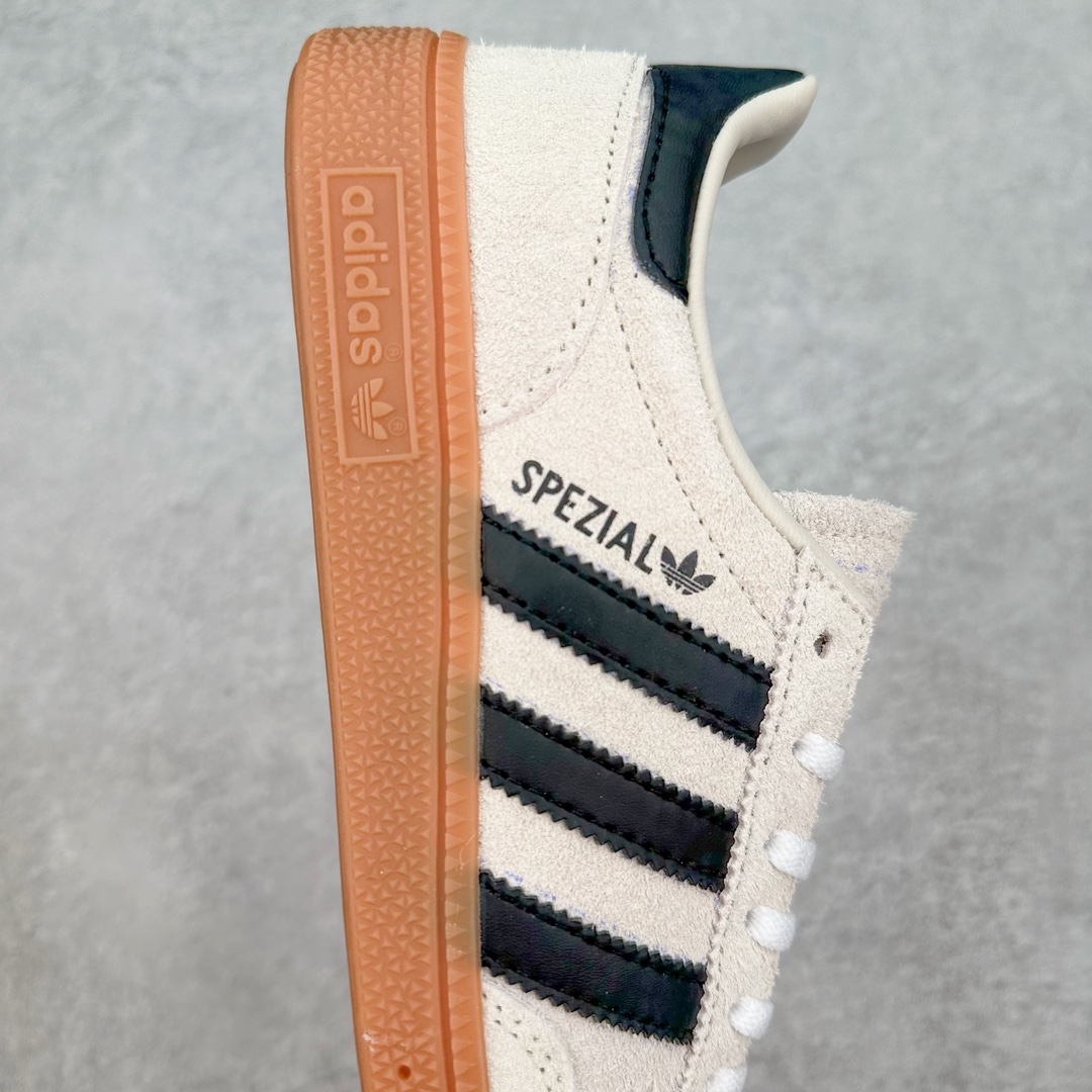 图片[6]-AD Originals Handball SPZL 手球运动员系列百搭休闲运动板鞋 IF6562 这款来自阿迪达斯的这款HANDBALL SPZL前身是一双手球运动鞋，这一次拿来复刻，所以鞋面的主要色彩选用了黑色， 鞋面外侧除了Spezial字母之外还有三叶草标志。Handball SPZL作为复古手球训练鞋与作为室内足球鞋的Samba有着异曲同工之处，但是质感更为出众的鞋身以及丰富的配色选择比起Samba来讲可以说是更胜一筹了！尺码：36 36⅔ 37⅓ 38 38⅔ 39⅓ 40 40⅔ 41⅓ 42 42⅔ 43⅓ 44 45-选品中心