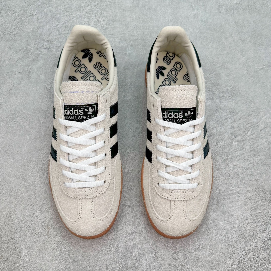 图片[2]-AD Originals Handball SPZL 手球运动员系列百搭休闲运动板鞋 IF6562 这款来自阿迪达斯的这款HANDBALL SPZL前身是一双手球运动鞋，这一次拿来复刻，所以鞋面的主要色彩选用了黑色， 鞋面外侧除了Spezial字母之外还有三叶草标志。Handball SPZL作为复古手球训练鞋与作为室内足球鞋的Samba有着异曲同工之处，但是质感更为出众的鞋身以及丰富的配色选择比起Samba来讲可以说是更胜一筹了！尺码：36 36⅔ 37⅓ 38 38⅔ 39⅓ 40 40⅔ 41⅓ 42 42⅔ 43⅓ 44 45-选品中心