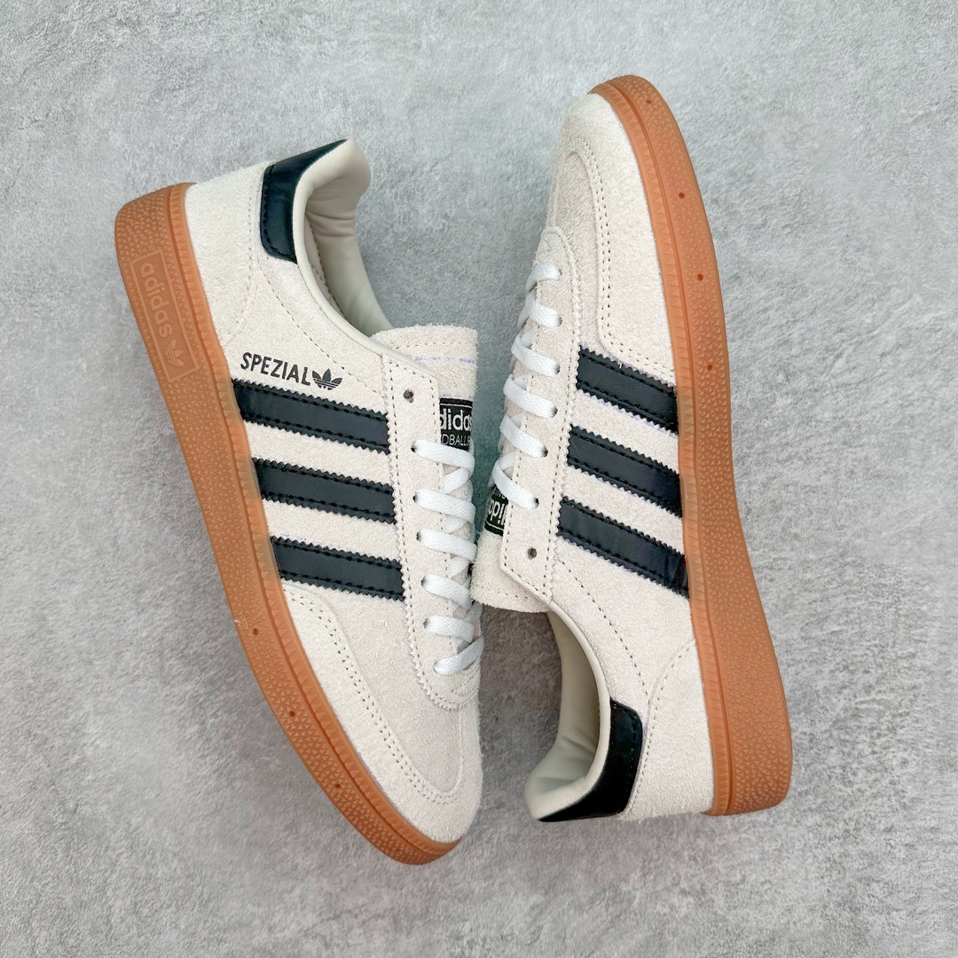 图片[3]-AD Originals Handball SPZL 手球运动员系列百搭休闲运动板鞋 IF6562 这款来自阿迪达斯的这款HANDBALL SPZL前身是一双手球运动鞋，这一次拿来复刻，所以鞋面的主要色彩选用了黑色， 鞋面外侧除了Spezial字母之外还有三叶草标志。Handball SPZL作为复古手球训练鞋与作为室内足球鞋的Samba有着异曲同工之处，但是质感更为出众的鞋身以及丰富的配色选择比起Samba来讲可以说是更胜一筹了！尺码：36 36⅔ 37⅓ 38 38⅔ 39⅓ 40 40⅔ 41⅓ 42 42⅔ 43⅓ 44 45-选品中心