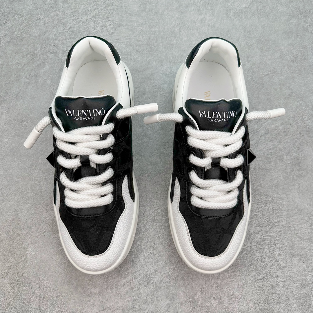 图片[2]-Valentino 华伦天奴 新款休闲鞋2023最新款 走秀情侣爆款 粗鞋带 休闲鞋 ，Elsa Hosk张艺兴 关晓彤等众多明星同款 pink pp系列芭比粉被eanor Hosk 穿出了不一样的随性和时髦 阿那亚大秀可谓是刷爆了时尚圈！鞋面全油边 面料：定制牛皮+冲孔工艺，独家开模TPU大底 全套包装 尺码：35 36 37 38 39 40 41 42 43 44 45-选品中心