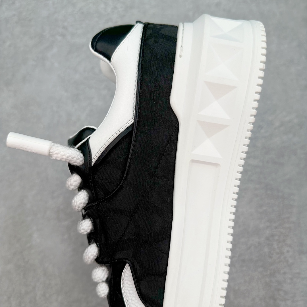 图片[7]-Valentino 华伦天奴 新款休闲鞋2023最新款 走秀情侣爆款 粗鞋带 休闲鞋 ，Elsa Hosk张艺兴 关晓彤等众多明星同款 pink pp系列芭比粉被eanor Hosk 穿出了不一样的随性和时髦 阿那亚大秀可谓是刷爆了时尚圈！鞋面全油边 面料：定制牛皮+冲孔工艺，独家开模TPU大底 全套包装 尺码：35 36 37 38 39 40 41 42 43 44 45-选品中心