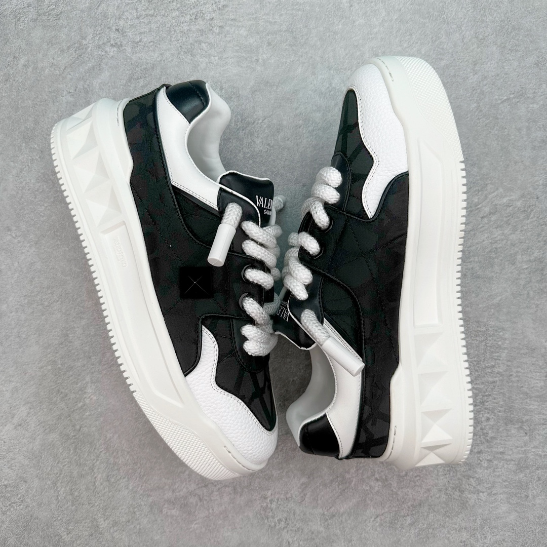 图片[3]-Valentino 华伦天奴 新款休闲鞋2023最新款 走秀情侣爆款 粗鞋带 休闲鞋 ，Elsa Hosk张艺兴 关晓彤等众多明星同款 pink pp系列芭比粉被eanor Hosk 穿出了不一样的随性和时髦 阿那亚大秀可谓是刷爆了时尚圈！鞋面全油边 面料：定制牛皮+冲孔工艺，独家开模TPU大底 全套包装 尺码：35 36 37 38 39 40 41 42 43 44 45-选品中心