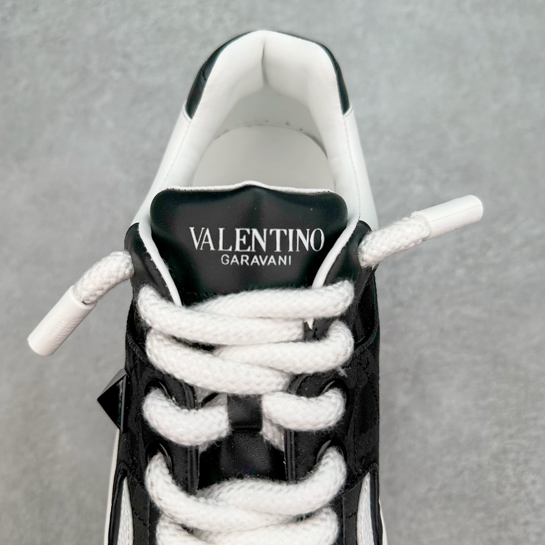 图片[5]-Valentino 华伦天奴 新款休闲鞋2023最新款 走秀情侣爆款 粗鞋带 休闲鞋 ，Elsa Hosk张艺兴 关晓彤等众多明星同款 pink pp系列芭比粉被eanor Hosk 穿出了不一样的随性和时髦 阿那亚大秀可谓是刷爆了时尚圈！鞋面全油边 面料：定制牛皮+冲孔工艺，独家开模TPU大底 全套包装 尺码：35 36 37 38 39 40 41 42 43 44 45-选品中心