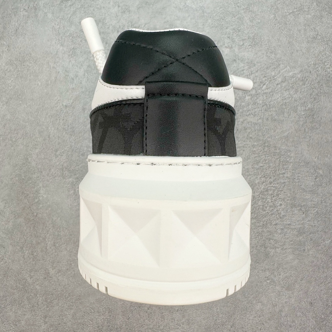 图片[8]-Valentino 华伦天奴 新款休闲鞋2023最新款 走秀情侣爆款 粗鞋带 休闲鞋 ，Elsa Hosk张艺兴 关晓彤等众多明星同款 pink pp系列芭比粉被eanor Hosk 穿出了不一样的随性和时髦 阿那亚大秀可谓是刷爆了时尚圈！鞋面全油边 面料：定制牛皮+冲孔工艺，独家开模TPU大底 全套包装 尺码：35 36 37 38 39 40 41 42 43 44 45-选品中心