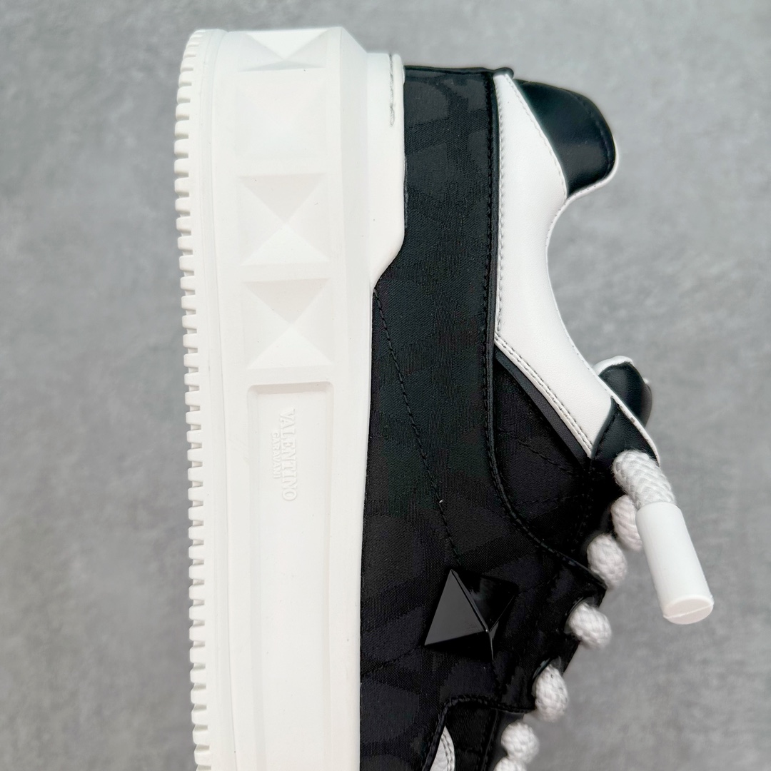 图片[6]-Valentino 华伦天奴 新款休闲鞋2023最新款 走秀情侣爆款 粗鞋带 休闲鞋 ，Elsa Hosk张艺兴 关晓彤等众多明星同款 pink pp系列芭比粉被eanor Hosk 穿出了不一样的随性和时髦 阿那亚大秀可谓是刷爆了时尚圈！鞋面全油边 面料：定制牛皮+冲孔工艺，独家开模TPU大底 全套包装 尺码：35 36 37 38 39 40 41 42 43 44 45-选品中心