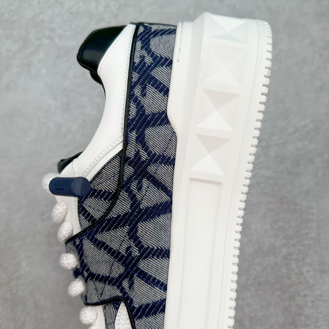 图片[7]-Valentino 华伦天奴 新款休闲鞋2023最新款 走秀情侣爆款 粗鞋带 休闲鞋 ，Elsa Hosk张艺兴 关晓彤等众多明星同款 pink pp系列芭比粉被eanor Hosk 穿出了不一样的随性和时髦 阿那亚大秀可谓是刷爆了时尚圈！鞋面全油边 面料：定制牛皮+冲孔工艺，独家开模TPU大底 全套包装 尺码：35 36 37 38 39 40 41 42 43 44 45-选品中心