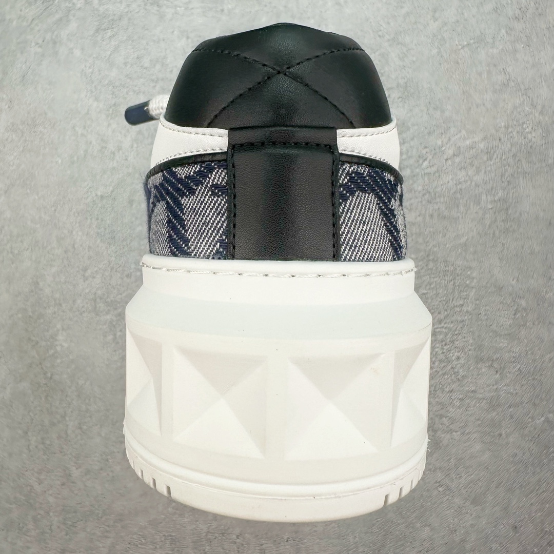 图片[8]-Valentino 华伦天奴 新款休闲鞋2023最新款 走秀情侣爆款 粗鞋带 休闲鞋 ，Elsa Hosk张艺兴 关晓彤等众多明星同款 pink pp系列芭比粉被eanor Hosk 穿出了不一样的随性和时髦 阿那亚大秀可谓是刷爆了时尚圈！鞋面全油边 面料：定制牛皮+冲孔工艺，独家开模TPU大底 全套包装 尺码：35 36 37 38 39 40 41 42 43 44 45-选品中心