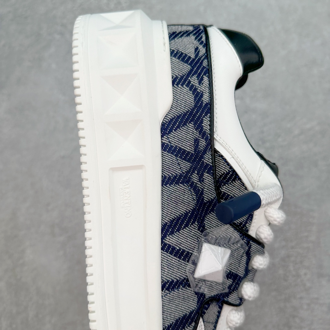 图片[6]-Valentino 华伦天奴 新款休闲鞋2023最新款 走秀情侣爆款 粗鞋带 休闲鞋 ，Elsa Hosk张艺兴 关晓彤等众多明星同款 pink pp系列芭比粉被eanor Hosk 穿出了不一样的随性和时髦 阿那亚大秀可谓是刷爆了时尚圈！鞋面全油边 面料：定制牛皮+冲孔工艺，独家开模TPU大底 全套包装 尺码：35 36 37 38 39 40 41 42 43 44 45-选品中心