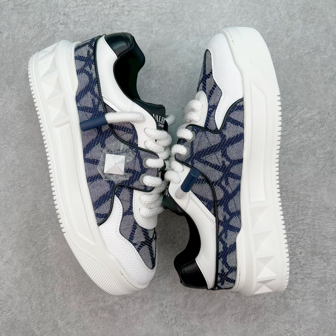 图片[3]-Valentino 华伦天奴 新款休闲鞋2023最新款 走秀情侣爆款 粗鞋带 休闲鞋 ，Elsa Hosk张艺兴 关晓彤等众多明星同款 pink pp系列芭比粉被eanor Hosk 穿出了不一样的随性和时髦 阿那亚大秀可谓是刷爆了时尚圈！鞋面全油边 面料：定制牛皮+冲孔工艺，独家开模TPU大底 全套包装 尺码：35 36 37 38 39 40 41 42 43 44 45-选品中心