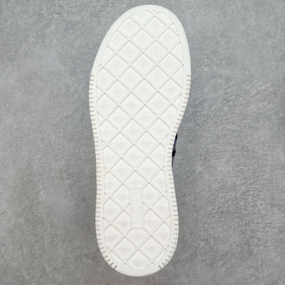 图片[9]-Valentino 华伦天奴 新款休闲鞋2023最新款 走秀情侣爆款 粗鞋带 休闲鞋 ，Elsa Hosk张艺兴 关晓彤等众多明星同款 pink pp系列芭比粉被eanor Hosk 穿出了不一样的随性和时髦 阿那亚大秀可谓是刷爆了时尚圈！鞋面全油边 面料：定制牛皮+冲孔工艺，独家开模TPU大底 全套包装 尺码：35 36 37 38 39 40 41 42 43 44 45-选品中心