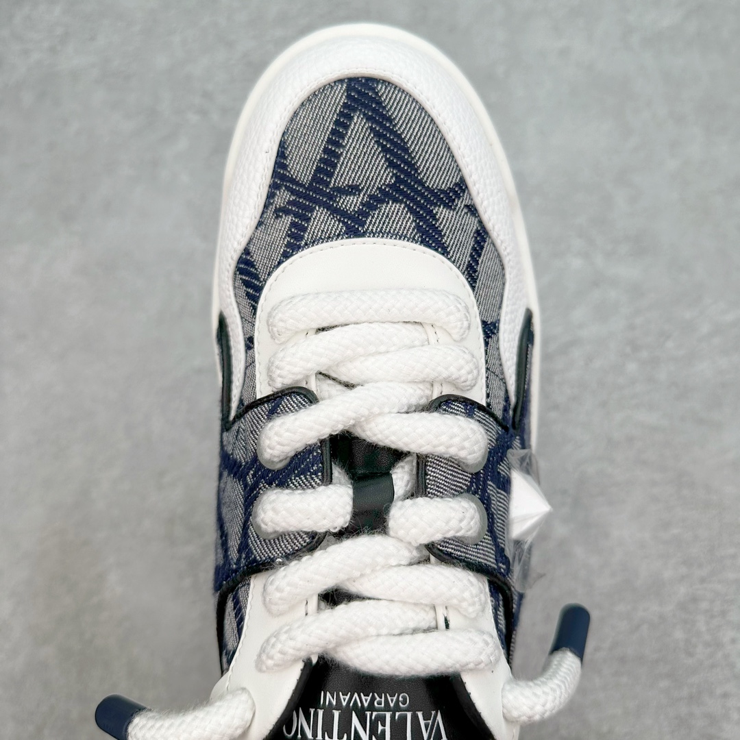 图片[4]-Valentino 华伦天奴 新款休闲鞋2023最新款 走秀情侣爆款 粗鞋带 休闲鞋 ，Elsa Hosk张艺兴 关晓彤等众多明星同款 pink pp系列芭比粉被eanor Hosk 穿出了不一样的随性和时髦 阿那亚大秀可谓是刷爆了时尚圈！鞋面全油边 面料：定制牛皮+冲孔工艺，独家开模TPU大底 全套包装 尺码：35 36 37 38 39 40 41 42 43 44 45-选品中心