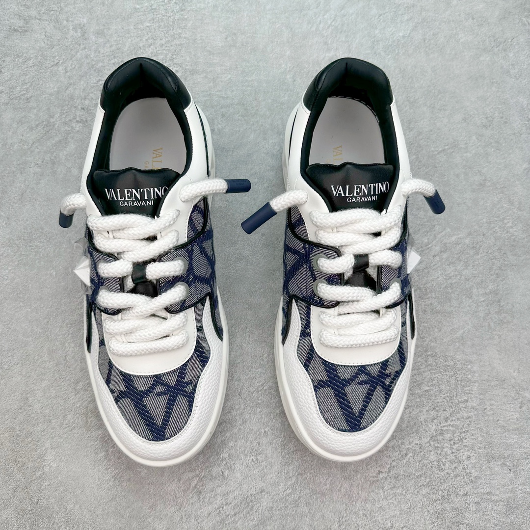 图片[2]-Valentino 华伦天奴 新款休闲鞋2023最新款 走秀情侣爆款 粗鞋带 休闲鞋 ，Elsa Hosk张艺兴 关晓彤等众多明星同款 pink pp系列芭比粉被eanor Hosk 穿出了不一样的随性和时髦 阿那亚大秀可谓是刷爆了时尚圈！鞋面全油边 面料：定制牛皮+冲孔工艺，独家开模TPU大底 全套包装 尺码：35 36 37 38 39 40 41 42 43 44 45-选品中心