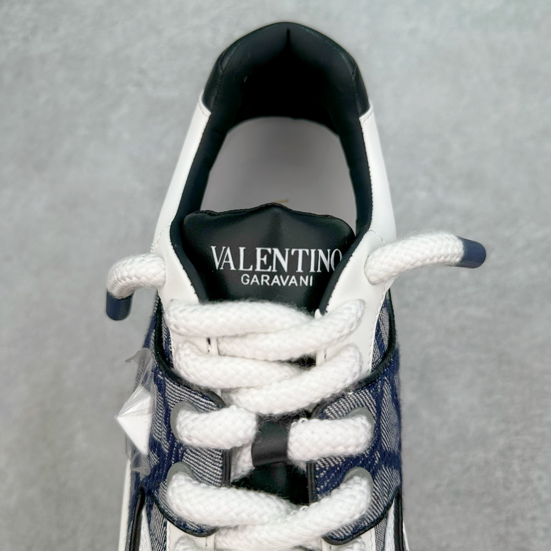 图片[5]-Valentino 华伦天奴 新款休闲鞋2023最新款 走秀情侣爆款 粗鞋带 休闲鞋 ，Elsa Hosk张艺兴 关晓彤等众多明星同款 pink pp系列芭比粉被eanor Hosk 穿出了不一样的随性和时髦 阿那亚大秀可谓是刷爆了时尚圈！鞋面全油边 面料：定制牛皮+冲孔工艺，独家开模TPU大底 全套包装 尺码：35 36 37 38 39 40 41 42 43 44 45-选品中心