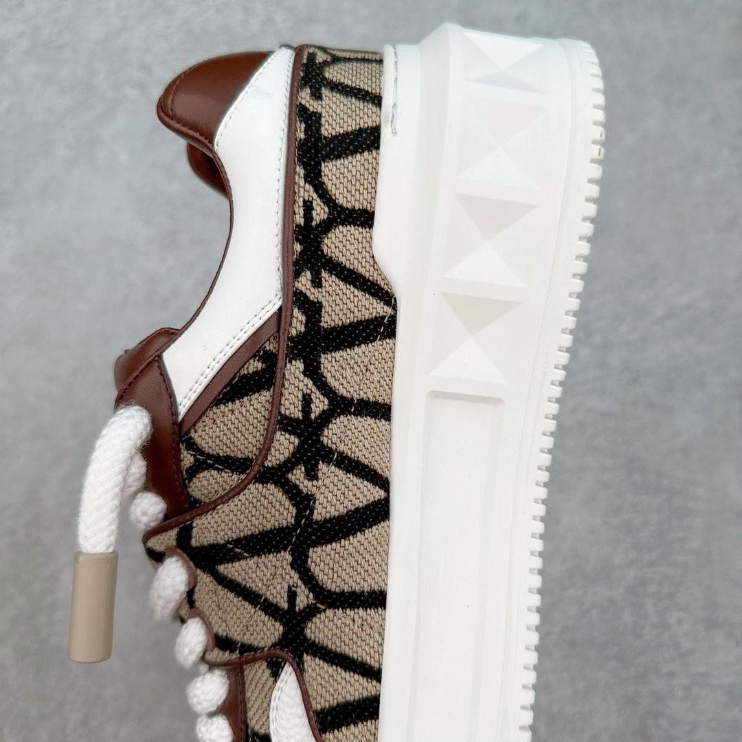 图片[7]-Valentino 华伦天奴 新款休闲鞋2023最新款 走秀情侣爆款 粗鞋带 休闲鞋 ，Elsa Hosk张艺兴 关晓彤等众多明星同款 pink pp系列芭比粉被eanor Hosk 穿出了不一样的随性和时髦 阿那亚大秀可谓是刷爆了时尚圈！鞋面全油边 面料：定制牛皮+冲孔工艺，独家开模TPU大底 全套包装 尺码：35 36 37 38 39 40 41 42 43 44 45-选品中心