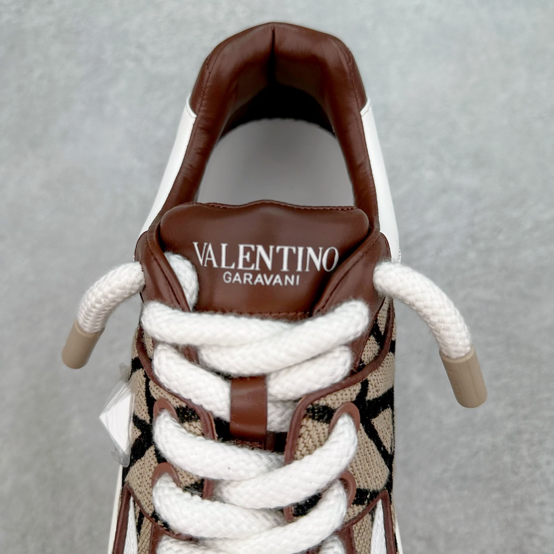 图片[5]-Valentino 华伦天奴 新款休闲鞋2023最新款 走秀情侣爆款 粗鞋带 休闲鞋 ，Elsa Hosk张艺兴 关晓彤等众多明星同款 pink pp系列芭比粉被eanor Hosk 穿出了不一样的随性和时髦 阿那亚大秀可谓是刷爆了时尚圈！鞋面全油边 面料：定制牛皮+冲孔工艺，独家开模TPU大底 全套包装 尺码：35 36 37 38 39 40 41 42 43 44 45-选品中心