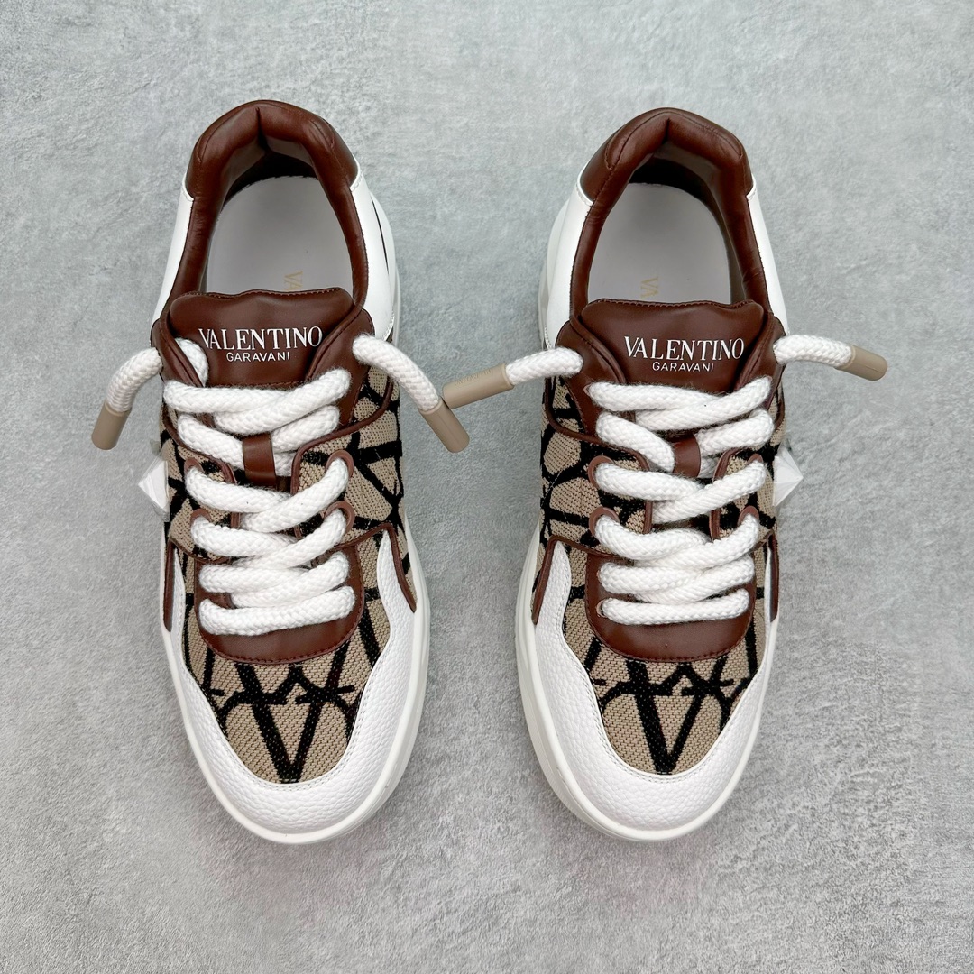 图片[2]-Valentino 华伦天奴 新款休闲鞋2023最新款 走秀情侣爆款 粗鞋带 休闲鞋 ，Elsa Hosk张艺兴 关晓彤等众多明星同款 pink pp系列芭比粉被eanor Hosk 穿出了不一样的随性和时髦 阿那亚大秀可谓是刷爆了时尚圈！鞋面全油边 面料：定制牛皮+冲孔工艺，独家开模TPU大底 全套包装 尺码：35 36 37 38 39 40 41 42 43 44 45-选品中心