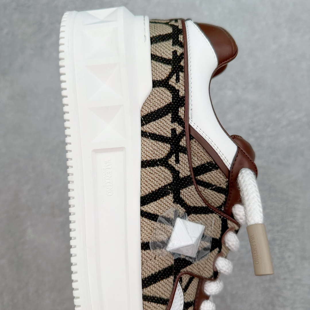 图片[6]-Valentino 华伦天奴 新款休闲鞋2023最新款 走秀情侣爆款 粗鞋带 休闲鞋 ，Elsa Hosk张艺兴 关晓彤等众多明星同款 pink pp系列芭比粉被eanor Hosk 穿出了不一样的随性和时髦 阿那亚大秀可谓是刷爆了时尚圈！鞋面全油边 面料：定制牛皮+冲孔工艺，独家开模TPU大底 全套包装 尺码：35 36 37 38 39 40 41 42 43 44 45-选品中心