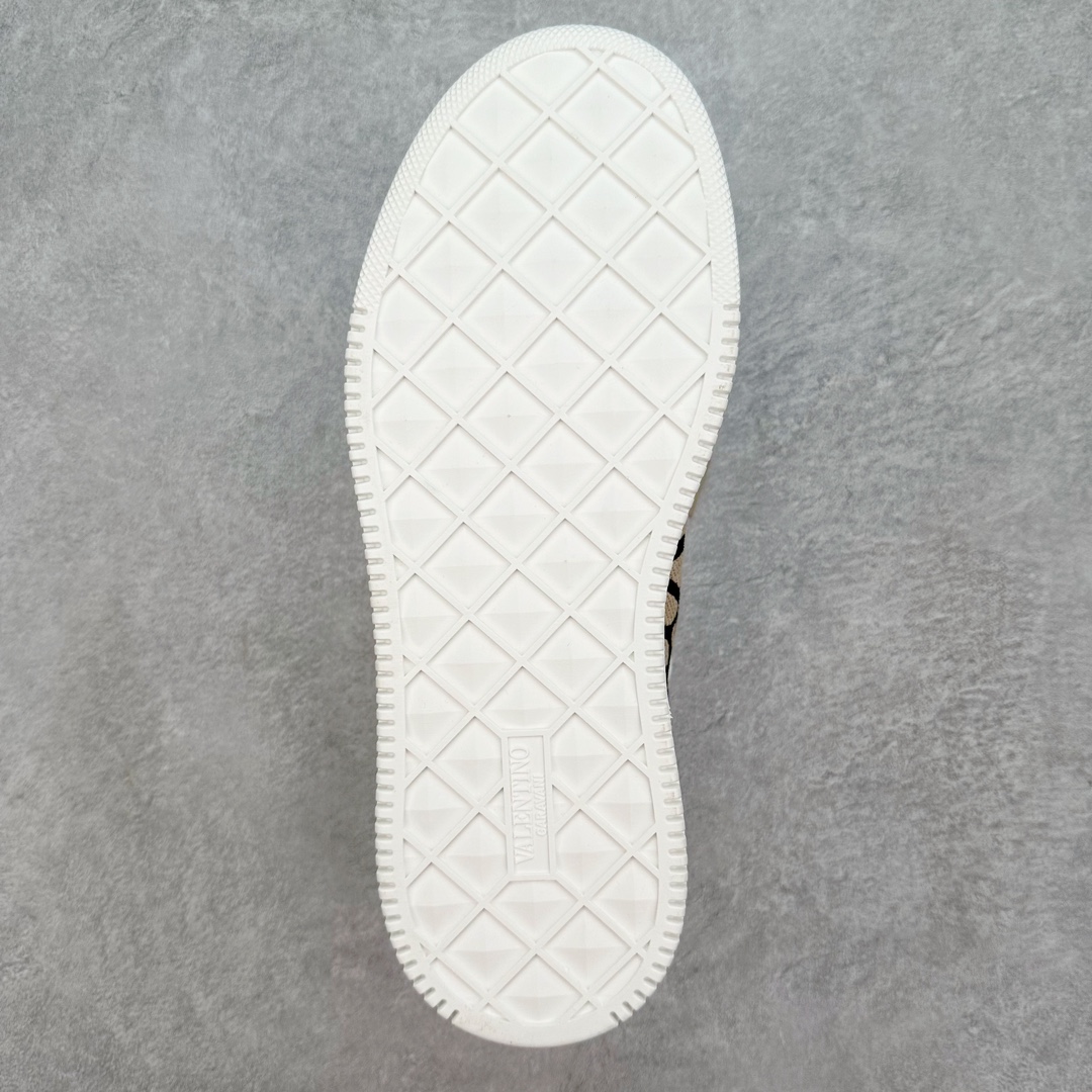 图片[9]-Valentino 华伦天奴 新款休闲鞋2023最新款 走秀情侣爆款 粗鞋带 休闲鞋 ，Elsa Hosk张艺兴 关晓彤等众多明星同款 pink pp系列芭比粉被eanor Hosk 穿出了不一样的随性和时髦 阿那亚大秀可谓是刷爆了时尚圈！鞋面全油边 面料：定制牛皮+冲孔工艺，独家开模TPU大底 全套包装 尺码：35 36 37 38 39 40 41 42 43 44 45-选品中心