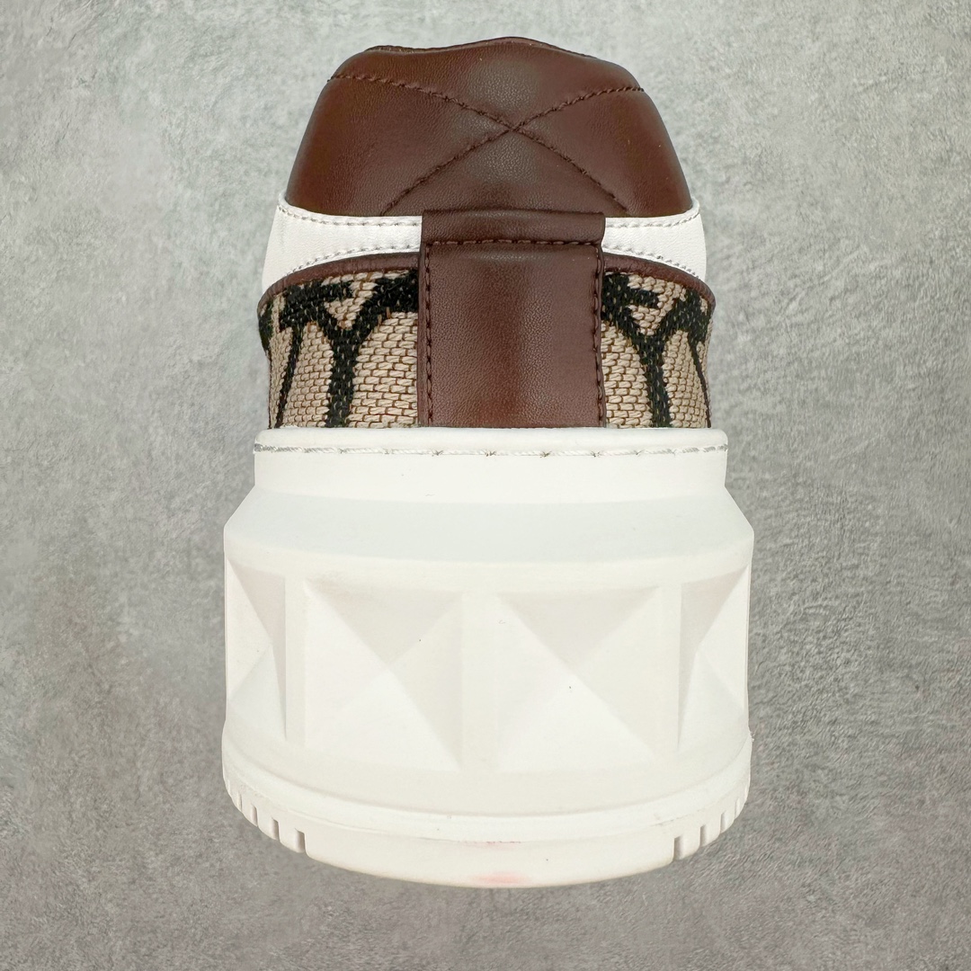 图片[8]-Valentino 华伦天奴 新款休闲鞋2023最新款 走秀情侣爆款 粗鞋带 休闲鞋 ，Elsa Hosk张艺兴 关晓彤等众多明星同款 pink pp系列芭比粉被eanor Hosk 穿出了不一样的随性和时髦 阿那亚大秀可谓是刷爆了时尚圈！鞋面全油边 面料：定制牛皮+冲孔工艺，独家开模TPU大底 全套包装 尺码：35 36 37 38 39 40 41 42 43 44 45-选品中心