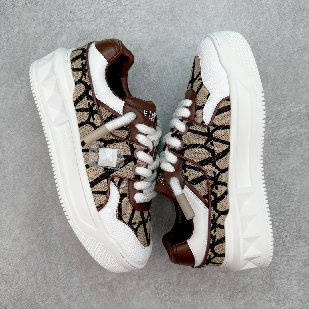 图片[3]-Valentino 华伦天奴 新款休闲鞋2023最新款 走秀情侣爆款 粗鞋带 休闲鞋 ，Elsa Hosk张艺兴 关晓彤等众多明星同款 pink pp系列芭比粉被eanor Hosk 穿出了不一样的随性和时髦 阿那亚大秀可谓是刷爆了时尚圈！鞋面全油边 面料：定制牛皮+冲孔工艺，独家开模TPU大底 全套包装 尺码：35 36 37 38 39 40 41 42 43 44 45-选品中心