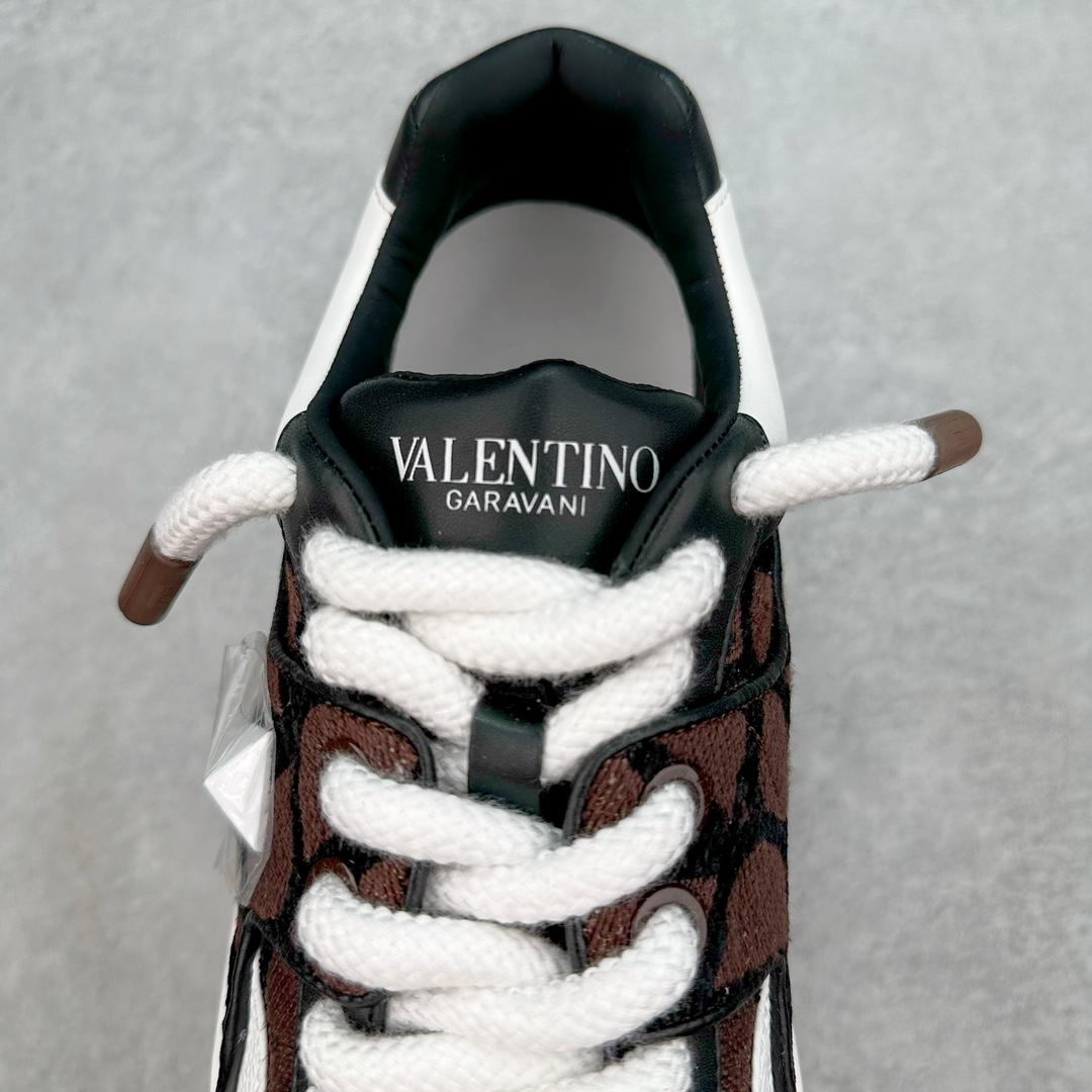 图片[5]-Valentino 华伦天奴 新款休闲鞋2023最新款 走秀情侣爆款 粗鞋带 休闲鞋 ，Elsa Hosk张艺兴 关晓彤等众多明星同款 pink pp系列芭比粉被eanor Hosk 穿出了不一样的随性和时髦 阿那亚大秀可谓是刷爆了时尚圈！鞋面全油边 面料：定制牛皮+冲孔工艺，独家开模TPU大底 全套包装 尺码：35 36 37 38 39 40 41 42 43 44 45-选品中心