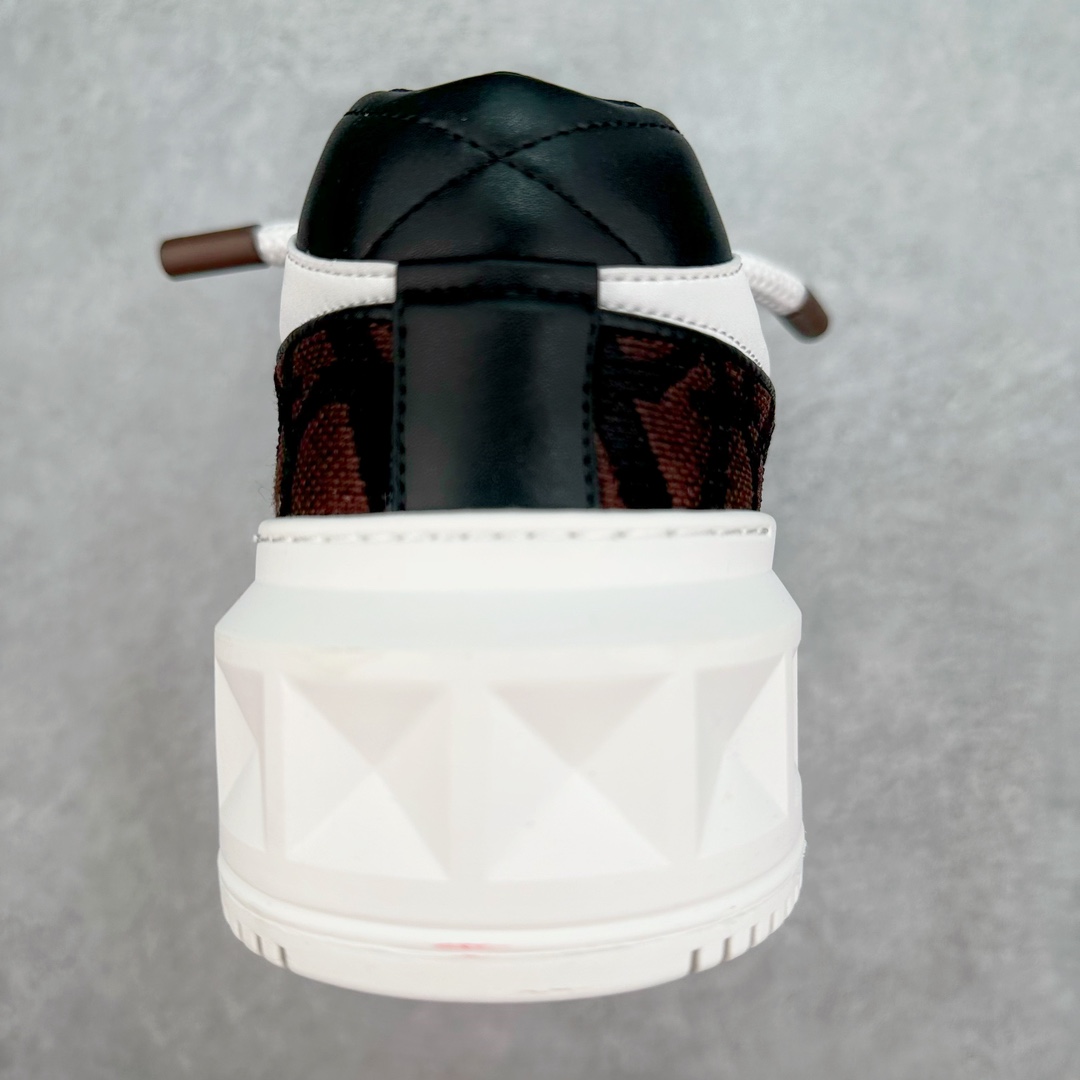 图片[8]-Valentino 华伦天奴 新款休闲鞋2023最新款 走秀情侣爆款 粗鞋带 休闲鞋 ，Elsa Hosk张艺兴 关晓彤等众多明星同款 pink pp系列芭比粉被eanor Hosk 穿出了不一样的随性和时髦 阿那亚大秀可谓是刷爆了时尚圈！鞋面全油边 面料：定制牛皮+冲孔工艺，独家开模TPU大底 全套包装 尺码：35 36 37 38 39 40 41 42 43 44 45-选品中心