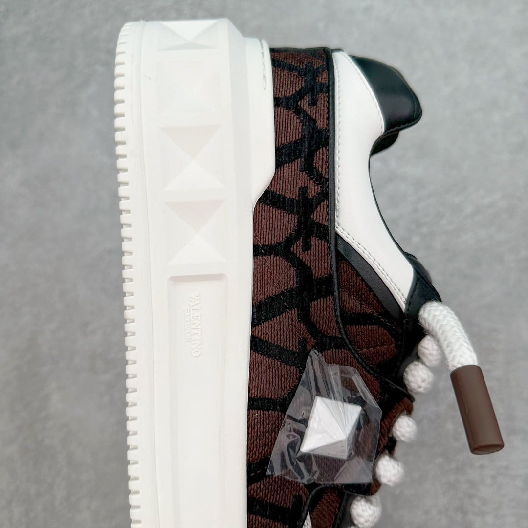 图片[6]-Valentino 华伦天奴 新款休闲鞋2023最新款 走秀情侣爆款 粗鞋带 休闲鞋 ，Elsa Hosk张艺兴 关晓彤等众多明星同款 pink pp系列芭比粉被eanor Hosk 穿出了不一样的随性和时髦 阿那亚大秀可谓是刷爆了时尚圈！鞋面全油边 面料：定制牛皮+冲孔工艺，独家开模TPU大底 全套包装 尺码：35 36 37 38 39 40 41 42 43 44 45-选品中心