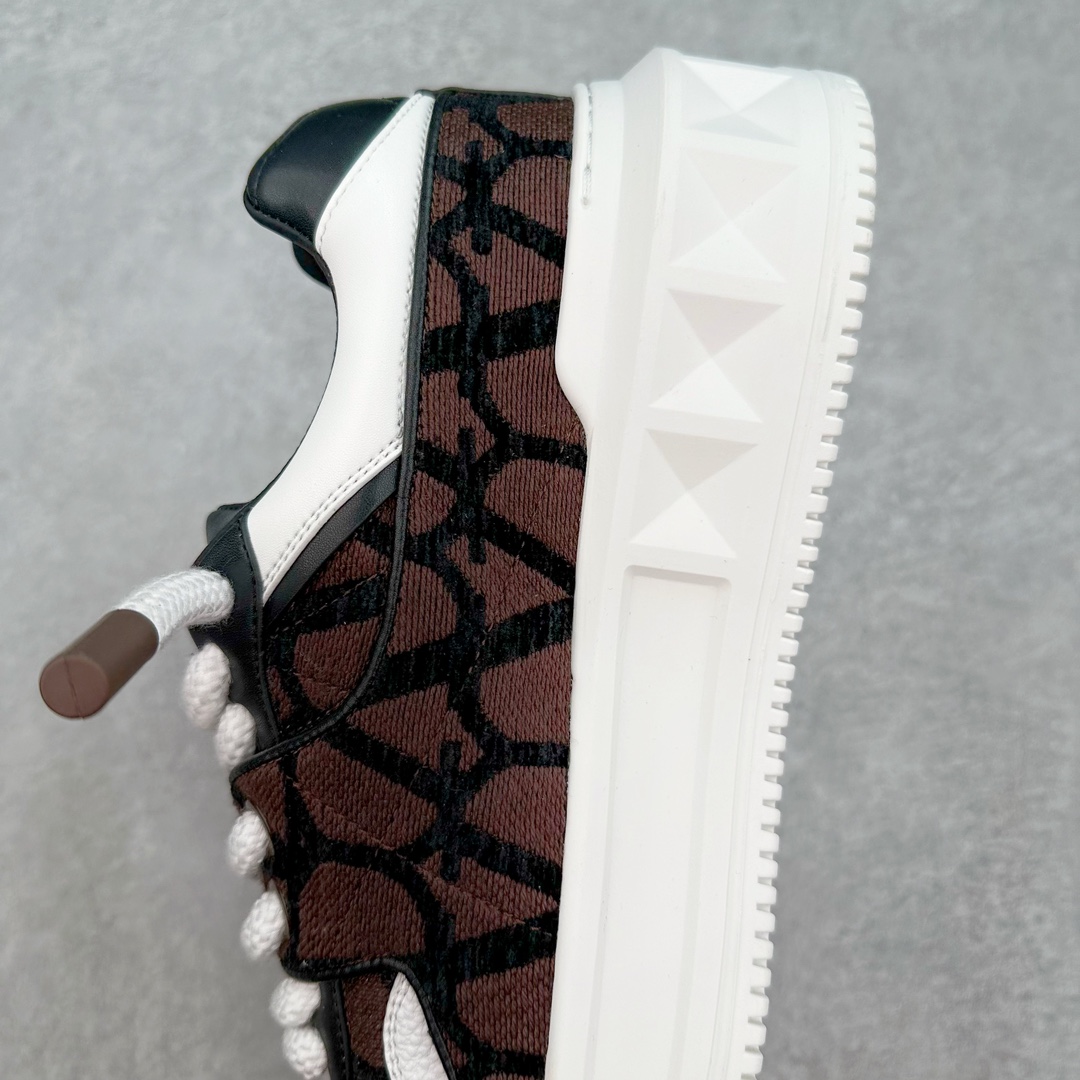 图片[7]-Valentino 华伦天奴 新款休闲鞋2023最新款 走秀情侣爆款 粗鞋带 休闲鞋 ，Elsa Hosk张艺兴 关晓彤等众多明星同款 pink pp系列芭比粉被eanor Hosk 穿出了不一样的随性和时髦 阿那亚大秀可谓是刷爆了时尚圈！鞋面全油边 面料：定制牛皮+冲孔工艺，独家开模TPU大底 全套包装 尺码：35 36 37 38 39 40 41 42 43 44 45-选品中心