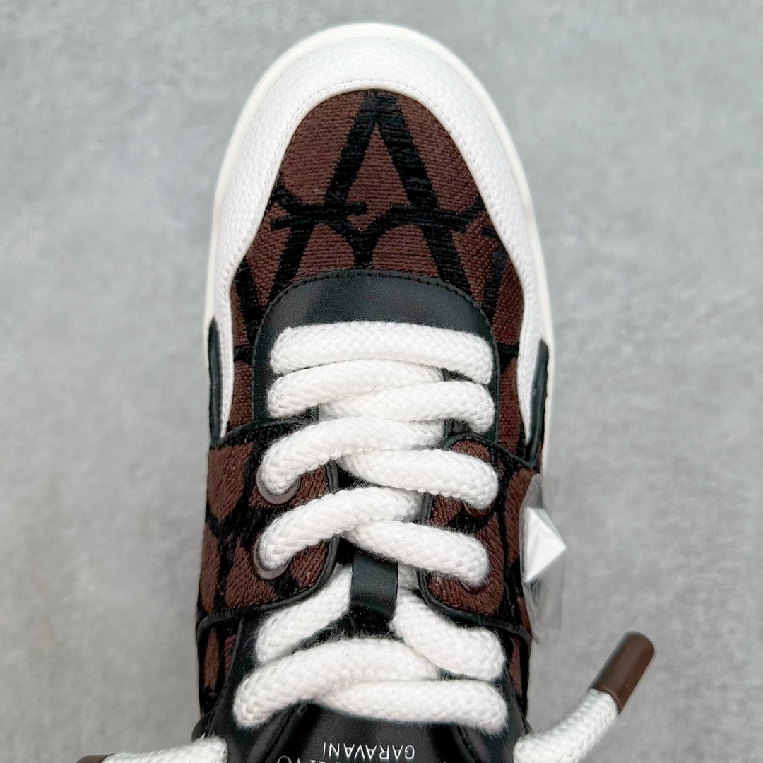 图片[4]-Valentino 华伦天奴 新款休闲鞋2023最新款 走秀情侣爆款 粗鞋带 休闲鞋 ，Elsa Hosk张艺兴 关晓彤等众多明星同款 pink pp系列芭比粉被eanor Hosk 穿出了不一样的随性和时髦 阿那亚大秀可谓是刷爆了时尚圈！鞋面全油边 面料：定制牛皮+冲孔工艺，独家开模TPU大底 全套包装 尺码：35 36 37 38 39 40 41 42 43 44 45-选品中心