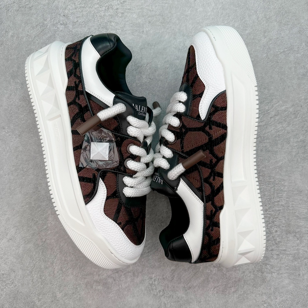 图片[3]-Valentino 华伦天奴 新款休闲鞋2023最新款 走秀情侣爆款 粗鞋带 休闲鞋 ，Elsa Hosk张艺兴 关晓彤等众多明星同款 pink pp系列芭比粉被eanor Hosk 穿出了不一样的随性和时髦 阿那亚大秀可谓是刷爆了时尚圈！鞋面全油边 面料：定制牛皮+冲孔工艺，独家开模TPU大底 全套包装 尺码：35 36 37 38 39 40 41 42 43 44 45-选品中心