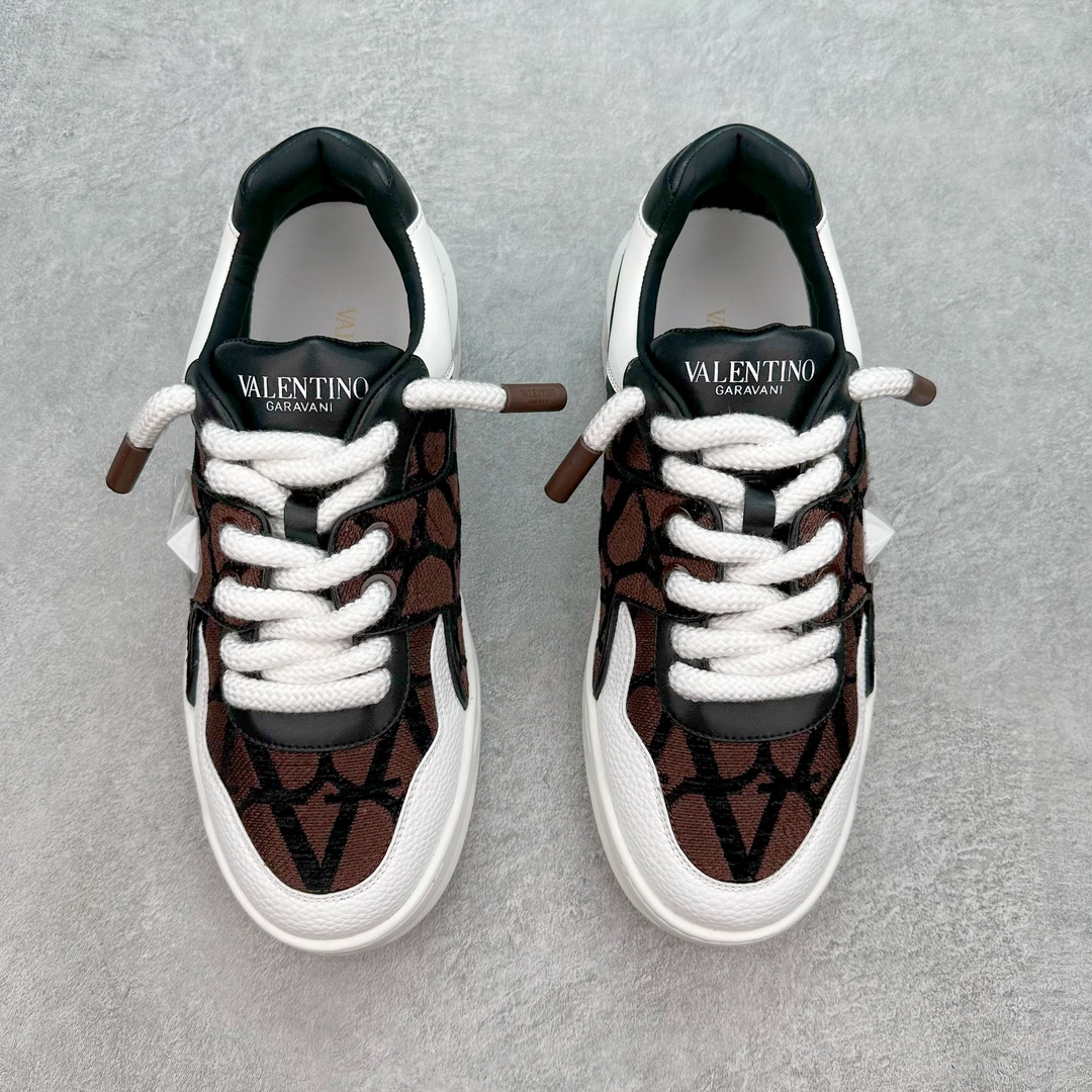 图片[2]-Valentino 华伦天奴 新款休闲鞋2023最新款 走秀情侣爆款 粗鞋带 休闲鞋 ，Elsa Hosk张艺兴 关晓彤等众多明星同款 pink pp系列芭比粉被eanor Hosk 穿出了不一样的随性和时髦 阿那亚大秀可谓是刷爆了时尚圈！鞋面全油边 面料：定制牛皮+冲孔工艺，独家开模TPU大底 全套包装 尺码：35 36 37 38 39 40 41 42 43 44 45-选品中心