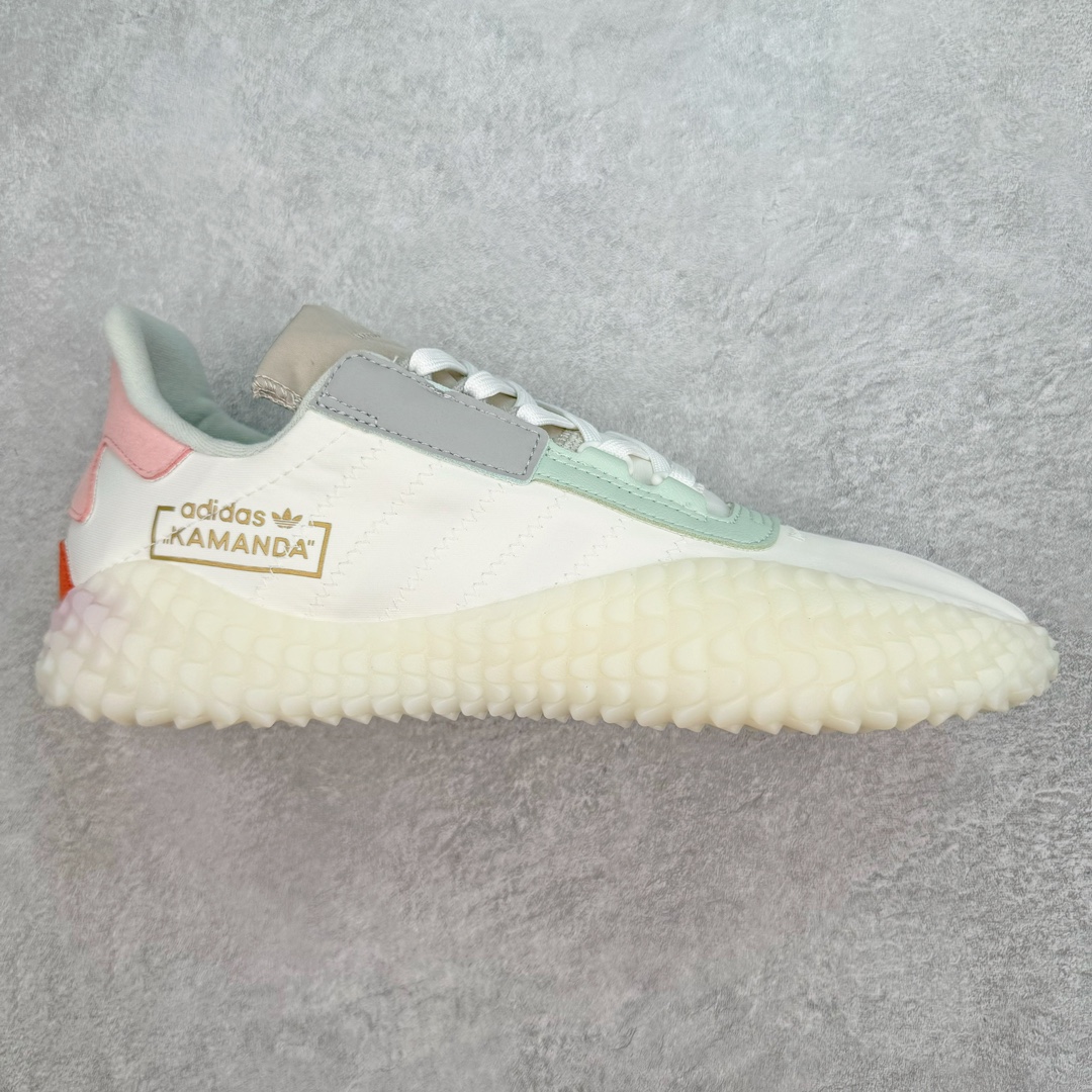 ＃纯原 AD Originals Country x Kamanda卡曼达混合系列章鱼卷底复古锯齿休闲运动训练慢跑鞋 货号：FV3162 今年推出的全新鞋型 Kamanda，由于其夸张独特的外底，被玩家们称为“鱿鱼卷”，关注度一直颇高。将经典跑鞋 Country 的鞋面移植到 Kamanda 外底上 鞋面使用轻薄的尼龙布搭配皮革打造，以白色搭配绿色点缀，无论用料质感还是配色都极具复古气息。外底为 Kamanda 标志性的上翻设计，造型前卫，与复古风鞋面形成鲜明反差。尺码：36 36.5 37.5 38 38.5 39 40 40.5 41 42 42.5 43 44 44.5 45-选品中心