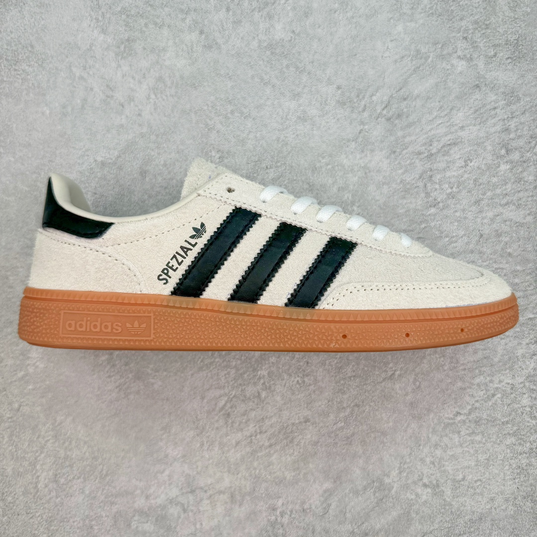 AD Originals Handball SPZL 手球运动员系列百搭休闲运动板鞋 IF6562 这款来自阿迪达斯的这款HANDBALL SPZL前身是一双手球运动鞋，这一次拿来复刻，所以鞋面的主要色彩选用了黑色， 鞋面外侧除了Spezial字母之外还有三叶草标志。Handball SPZL作为复古手球训练鞋与作为室内足球鞋的Samba有着异曲同工之处，但是质感更为出众的鞋身以及丰富的配色选择比起Samba来讲可以说是更胜一筹了！尺码：36 36⅔ 37⅓ 38 38⅔ 39⅓ 40 40⅔ 41⅓ 42 42⅔ 43⅓ 44 45-选品中心