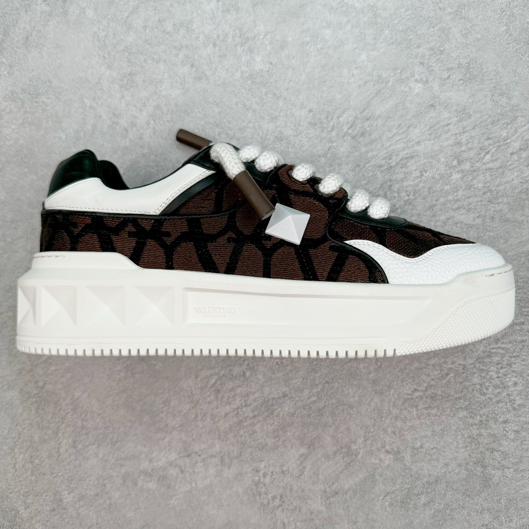 Valentino 华伦天奴 新款休闲鞋2023最新款 走秀情侣爆款 粗鞋带 休闲鞋 ,Elsa Hosk张艺兴 关晓彤等众多明星同款 pink pp系列芭比粉被eanor Hosk 穿出了不一样的随性和时髦 阿那亚大秀可谓是刷爆了时尚圈!鞋面全油边 面料:定制牛皮+冲孔工艺,独家开模TPU大底 全套包装 尺码:35 36 37 38 39 40 41 42 43 44 45-选品中心