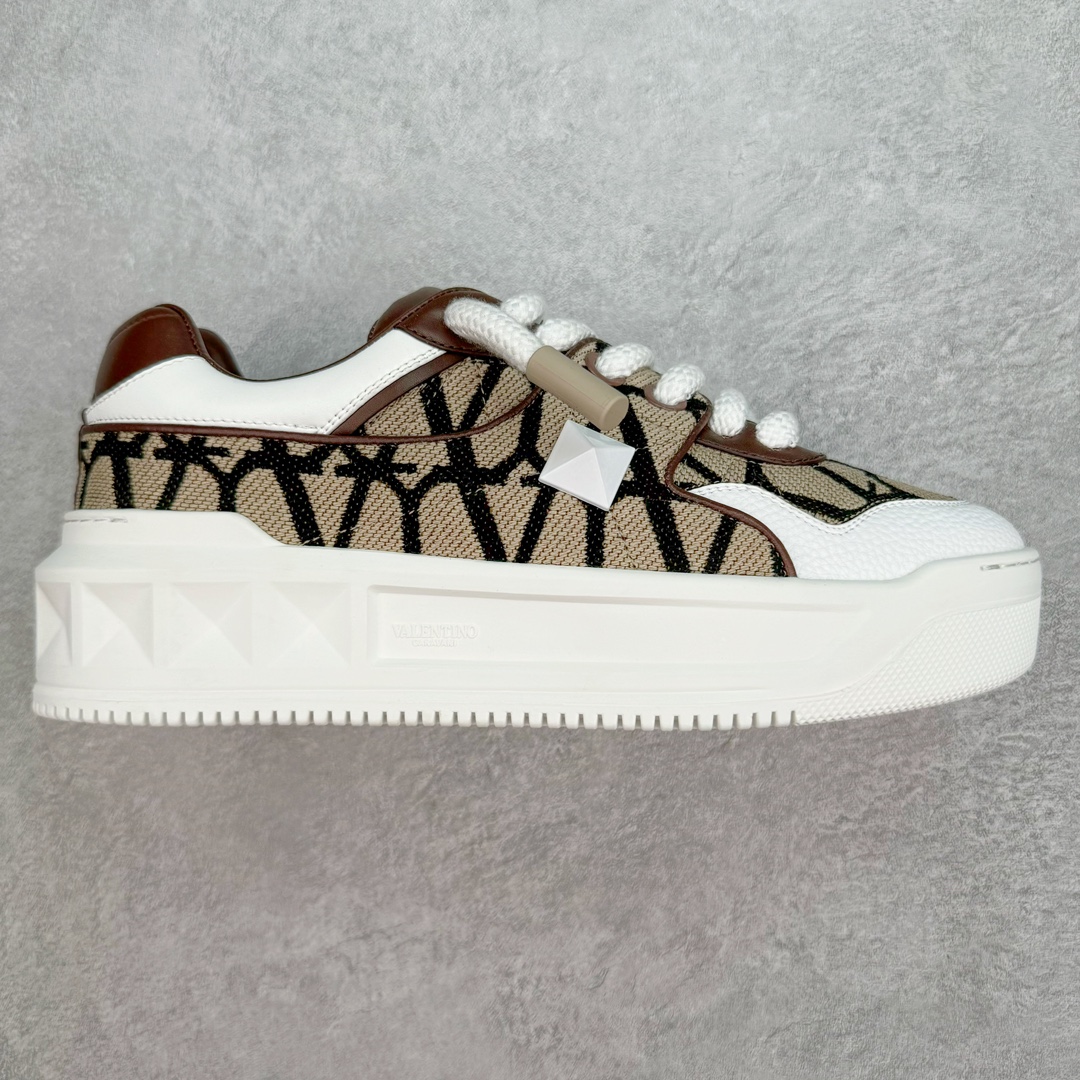 Valentino 华伦天奴 新款休闲鞋2023最新款 走秀情侣爆款 粗鞋带 休闲鞋 ,Elsa Hosk张艺兴 关晓彤等众多明星同款 pink pp系列芭比粉被eanor Hosk 穿出了不一样的随性和时髦 阿那亚大秀可谓是刷爆了时尚圈!鞋面全油边 面料:定制牛皮+冲孔工艺,独家开模TPU大底 全套包装 尺码:35 36 37 38 39 40 41 42 43 44 45-选品中心