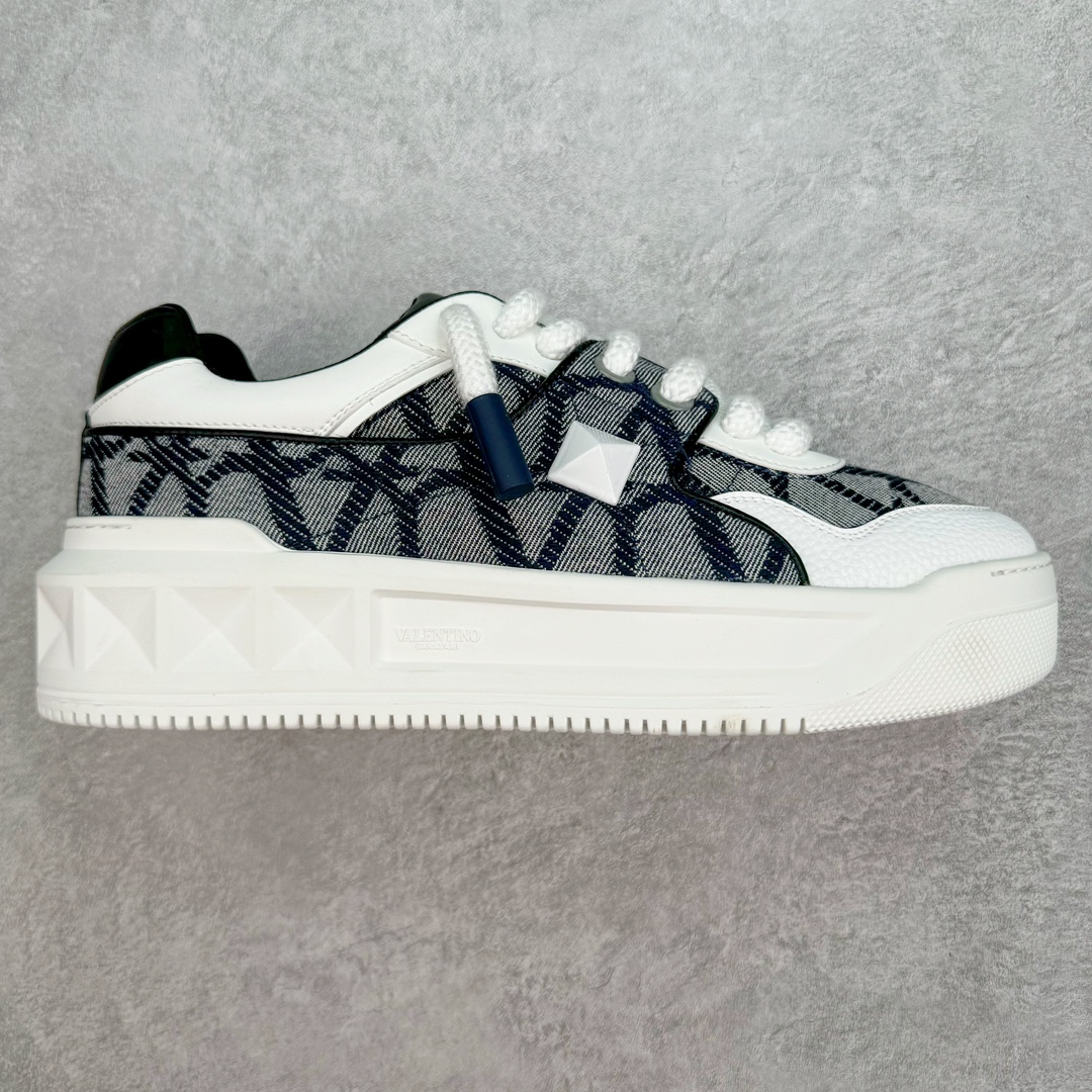 Valentino 华伦天奴 新款休闲鞋2023最新款 走秀情侣爆款 粗鞋带 休闲鞋 ,Elsa Hosk张艺兴 关晓彤等众多明星同款 pink pp系列芭比粉被eanor Hosk 穿出了不一样的随性和时髦 阿那亚大秀可谓是刷爆了时尚圈!鞋面全油边 面料:定制牛皮+冲孔工艺,独家开模TPU大底 全套包装 尺码:35 36 37 38 39 40 41 42 43 44 45-选品中心