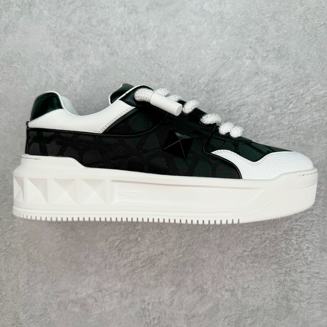 Valentino 华伦天奴 新款休闲鞋2023最新款 走秀情侣爆款 粗鞋带 休闲鞋 ,Elsa Hosk张艺兴 关晓彤等众多明星同款 pink pp系列芭比粉被eanor Hosk 穿出了不一样的随性和时髦 阿那亚大秀可谓是刷爆了时尚圈!鞋面全油边 面料:定制牛皮+冲孔工艺,独家开模TPU大底 全套包装 尺码:35 36 37 38 39 40 41 42 43 44 45-选品中心