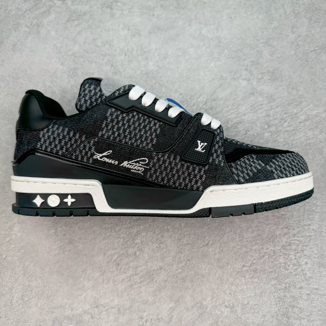 ＃ZS纯原 Louis Vuitton Trainer lv时装走秀运动鞋 做旧系列 市场所有版本中综合最强的货品 GD实力大厂出品 全网最全配色更新最快 最成熟的做工稳定的品控 完美鞋型超高的清洁度 零毛边线头瑕疵 全套原楦原纸版原鞋开模 全网最具灵魂的版型 正确原装黄色鞋盒 正确中底印花 鞋面印花3D高频深度立体 全鞋电脑针车 紧密相连 针距密度一致 环保乳胶注塑鞋垫 厚度脚感还原原版 皮面裁剪部位 统一油边封口工艺 原装橡胶大底含胶量大底组合零偏差 专柜全套包装 防尘袋 说明书 质保卡 男女鞋 尺码：35 36 37 38 39 40 41 42 43 44 45-选品中心