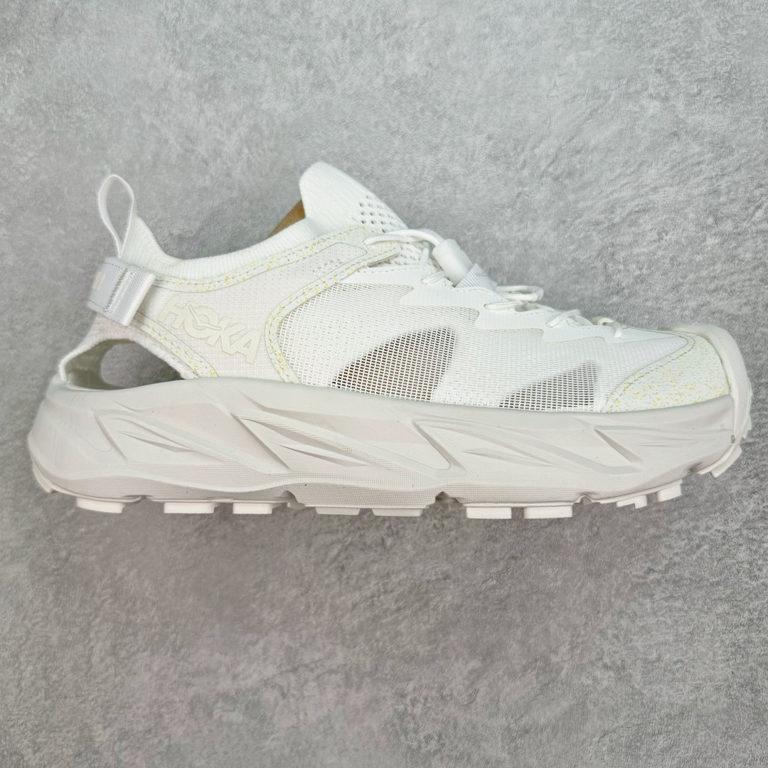 ＃HK纯原 Hoka One One Hopara Sandals 霍帕拉系列水路两用溯溪涉水休闲户外露营凉鞋 作为先锋品牌的 HOKA ONE ONE总是以独特的方式 HOPARA是一款溯溪鞋 又名排水鞋 可长期用于涉水和溯溪 保护脚底和脚趾的安全和舒适 鞋面材料速干 透气 耐磨 鞋底防滑 耐磨 抓地能力强 出于安全考虑 设计要求较高-涉水溯溪过程中 水 泥沙 可以直接从鞋内大孔排出 细纹鞋底使在岩石上抓地能力强 避免打滑 而上路后 鞋面具有快干透气等优点 尺码：36 36.5 37.5 38 39 40 40.5 41 42 42.5 43 44 45-选品中心